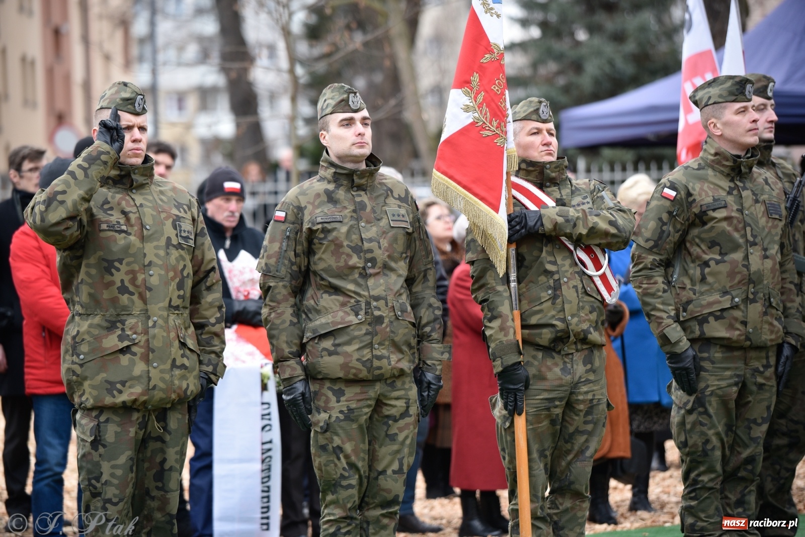 Zdjęcie w galerii na portalu naszraciborz.pl: Jeszcze nie pusty grób - przy Zakładzie Karnym odsłonięto Pomnik Żołnierzy Wyklętych [FOTO i WIDEO] wiadomości z regionu