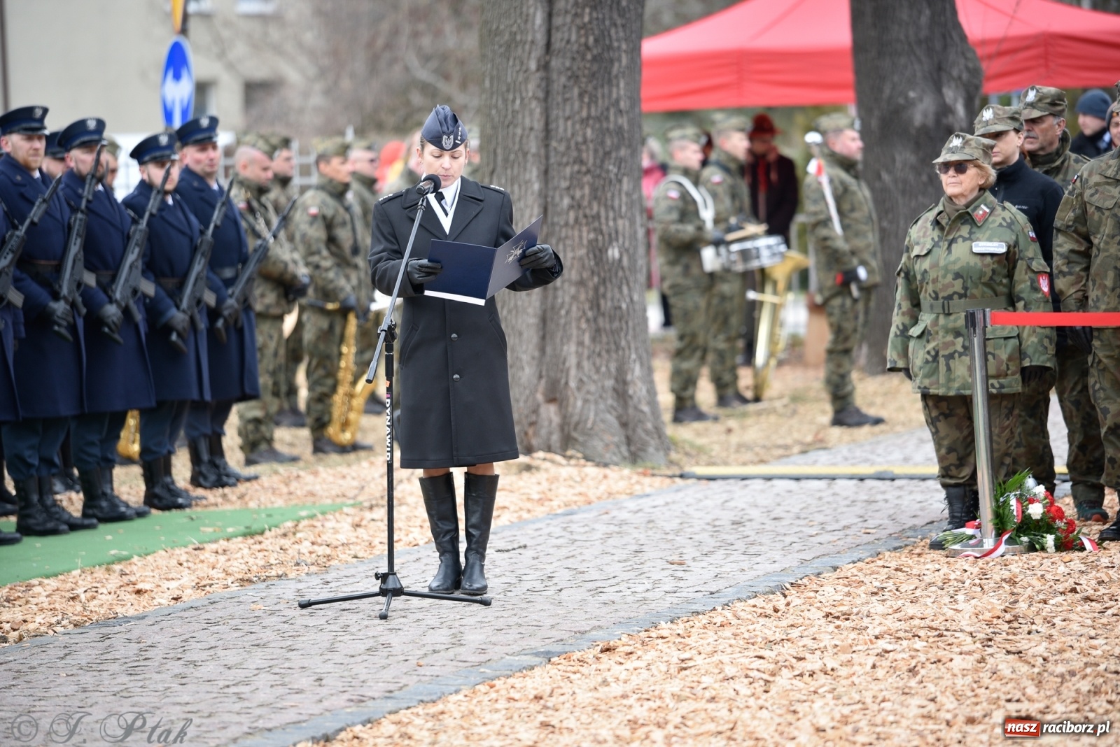 Zdjęcie w galerii na portalu naszraciborz.pl: Jeszcze nie pusty grób - przy Zakładzie Karnym odsłonięto Pomnik Żołnierzy Wyklętych [FOTO i WIDEO] wiadomości z regionu