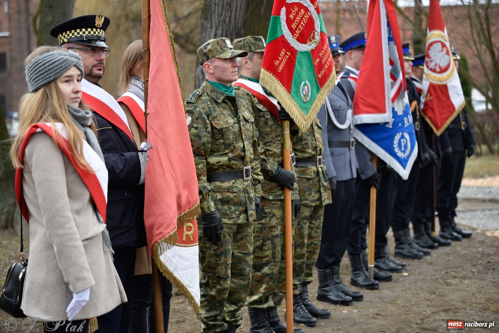 Zdjęcie w galerii na portalu naszraciborz.pl: Jeszcze nie pusty grób - przy Zakładzie Karnym odsłonięto Pomnik Żołnierzy Wyklętych [FOTO i WIDEO] wiadomości z regionu