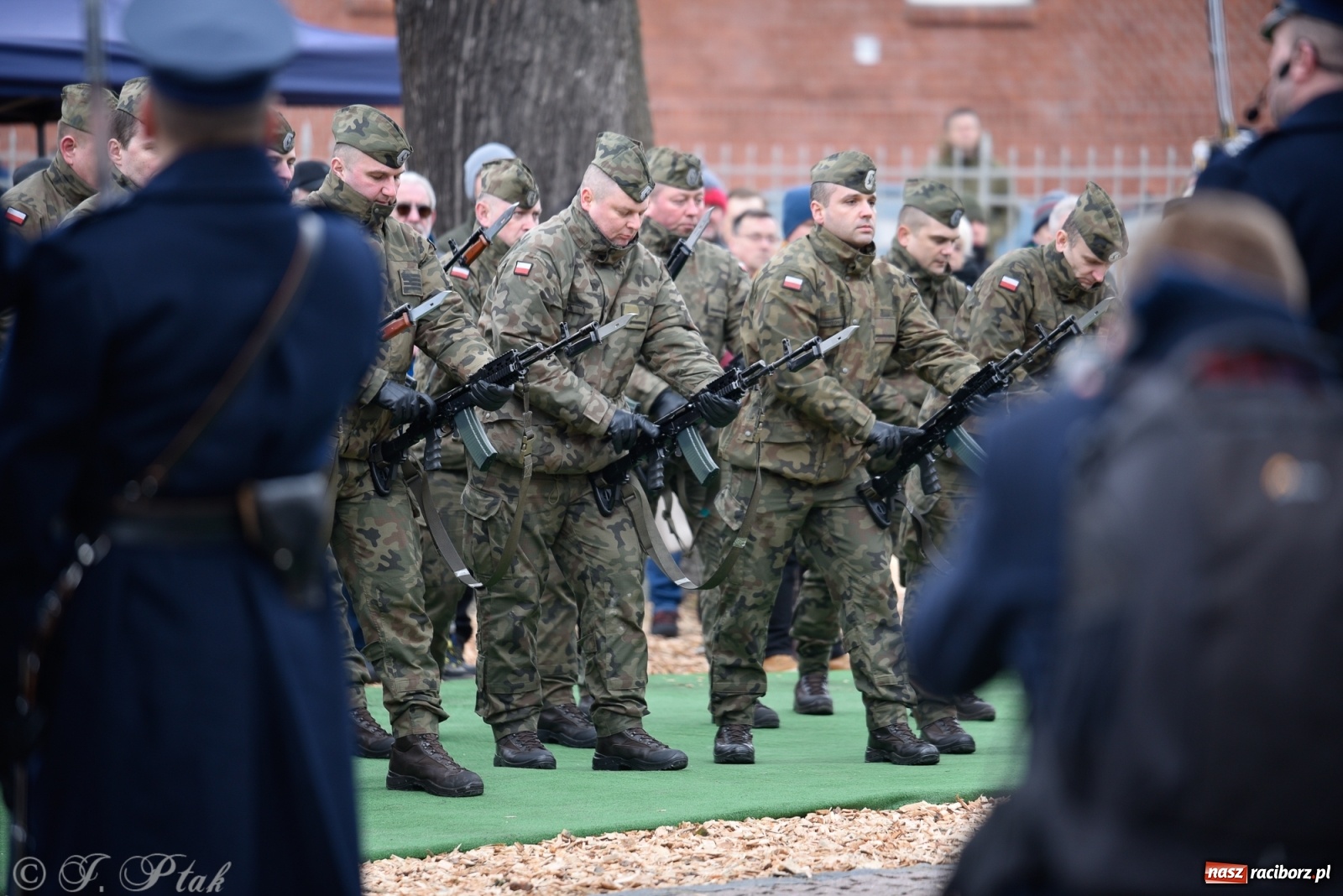 Zdjęcie w galerii na portalu naszraciborz.pl: Jeszcze nie pusty grób - przy Zakładzie Karnym odsłonięto Pomnik Żołnierzy Wyklętych [FOTO i WIDEO] wiadomości z regionu