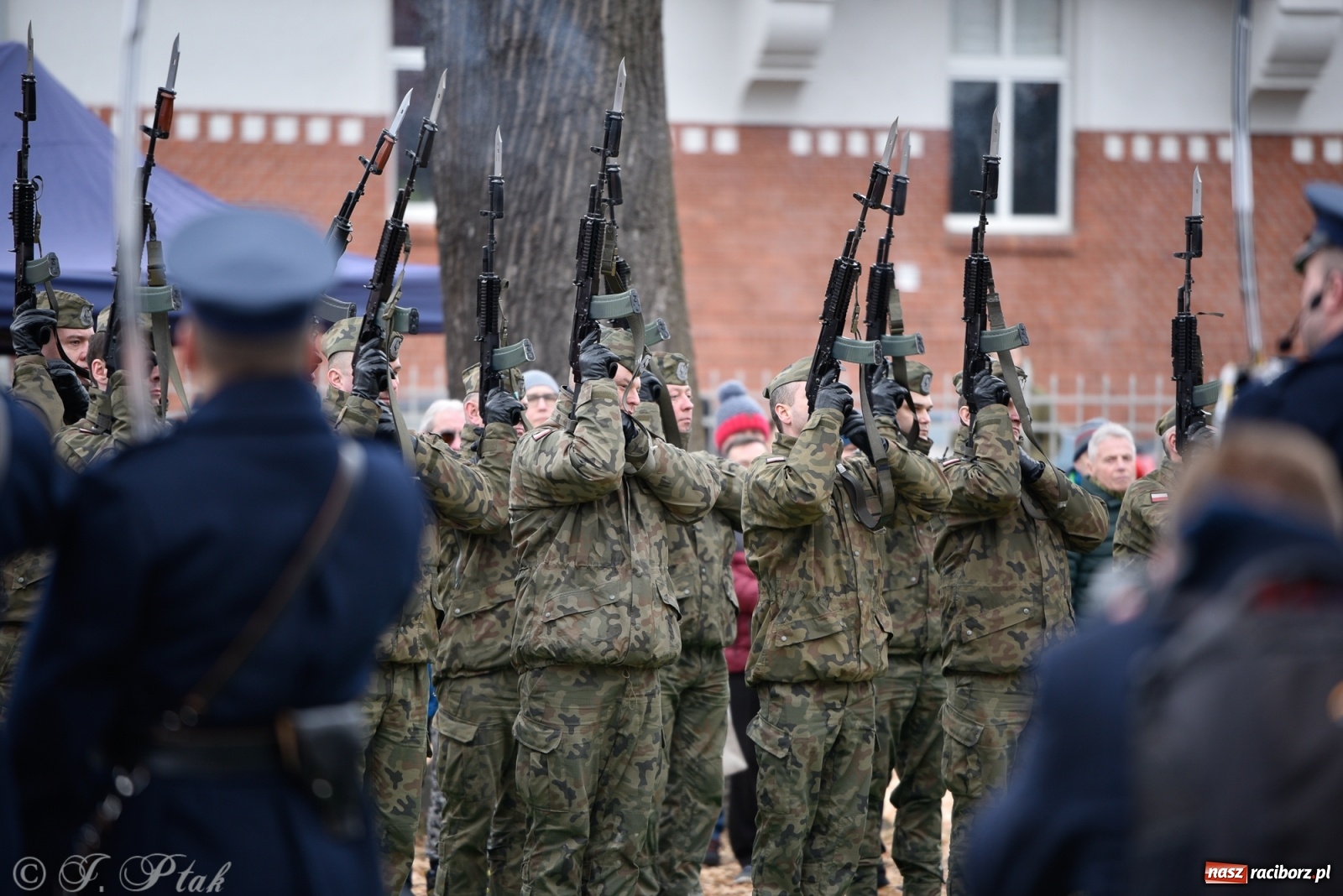 Zdjęcie w galerii na portalu naszraciborz.pl: Jeszcze nie pusty grób - przy Zakładzie Karnym odsłonięto Pomnik Żołnierzy Wyklętych [FOTO i WIDEO] wiadomości z regionu