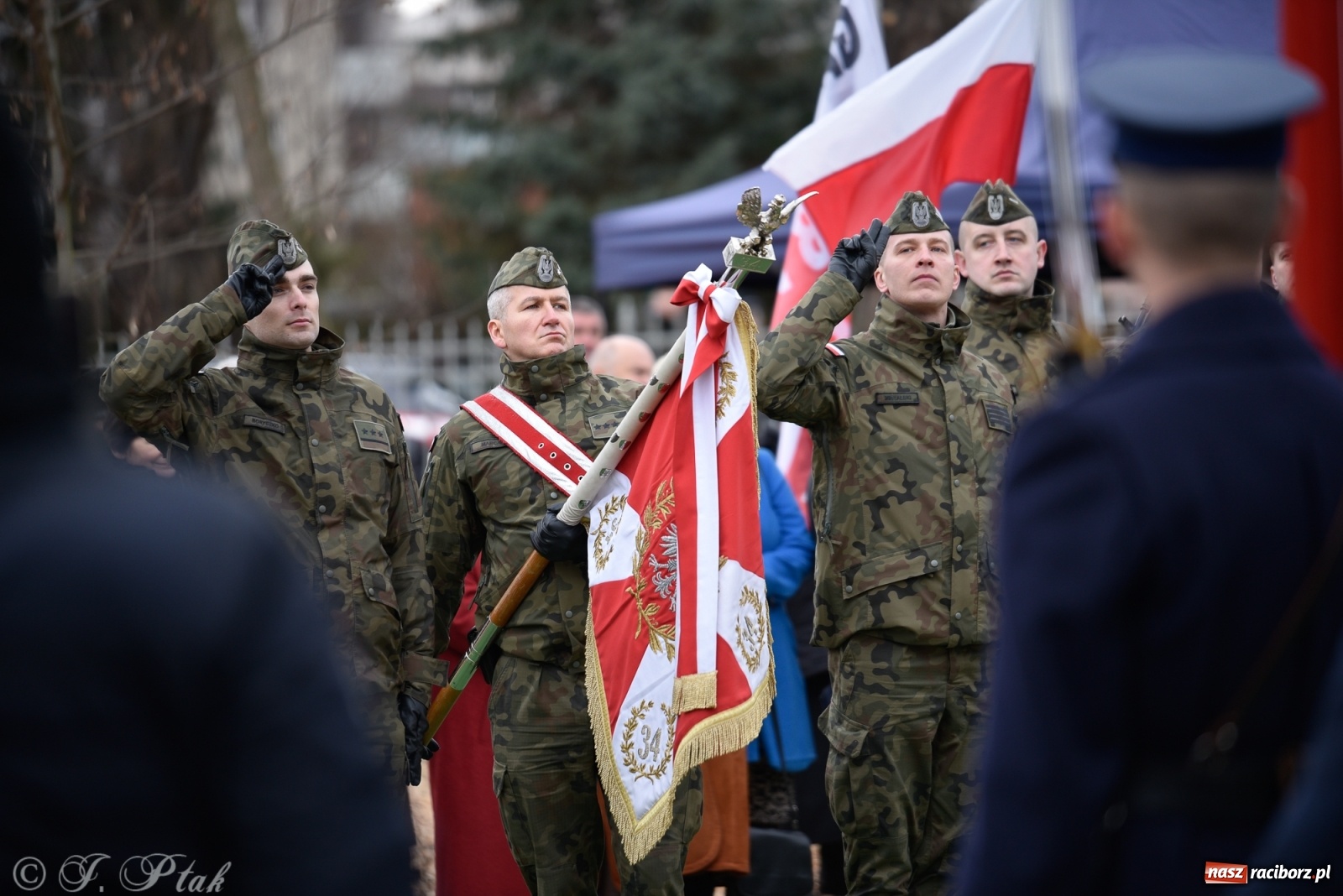 Zdjęcie w galerii na portalu naszraciborz.pl: Jeszcze nie pusty grób - przy Zakładzie Karnym odsłonięto Pomnik Żołnierzy Wyklętych [FOTO i WIDEO] wiadomości z regionu