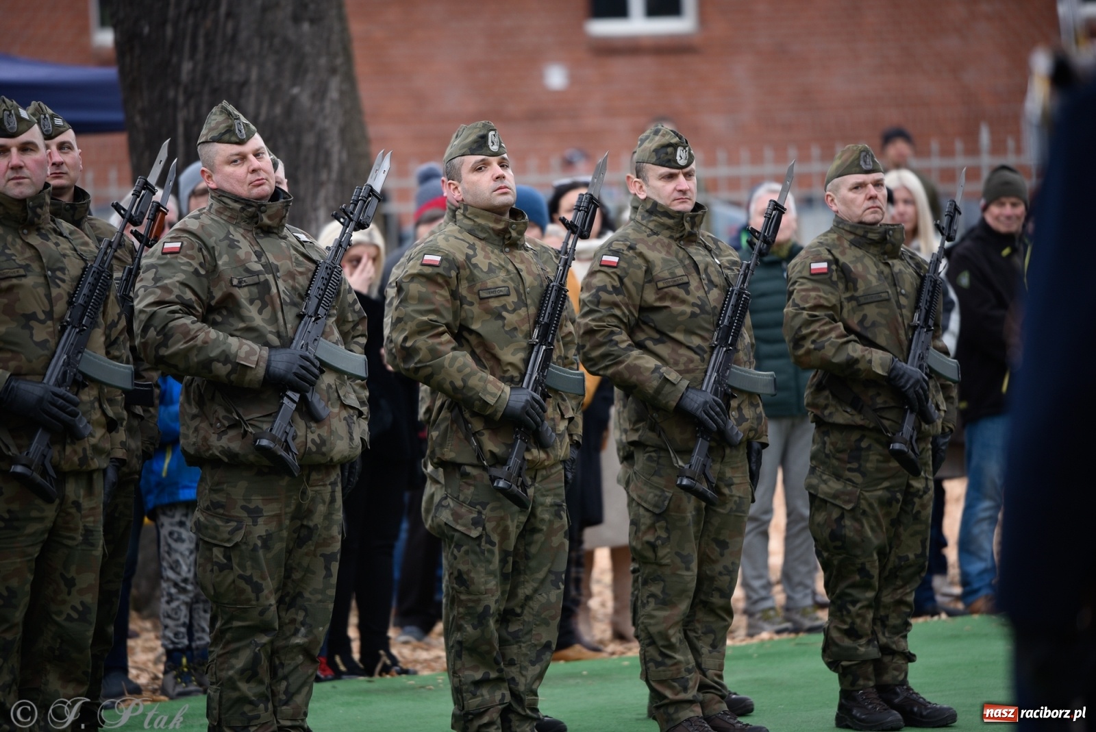 Zdjęcie w galerii na portalu naszraciborz.pl: Jeszcze nie pusty grób - przy Zakładzie Karnym odsłonięto Pomnik Żołnierzy Wyklętych [FOTO i WIDEO] wiadomości z regionu