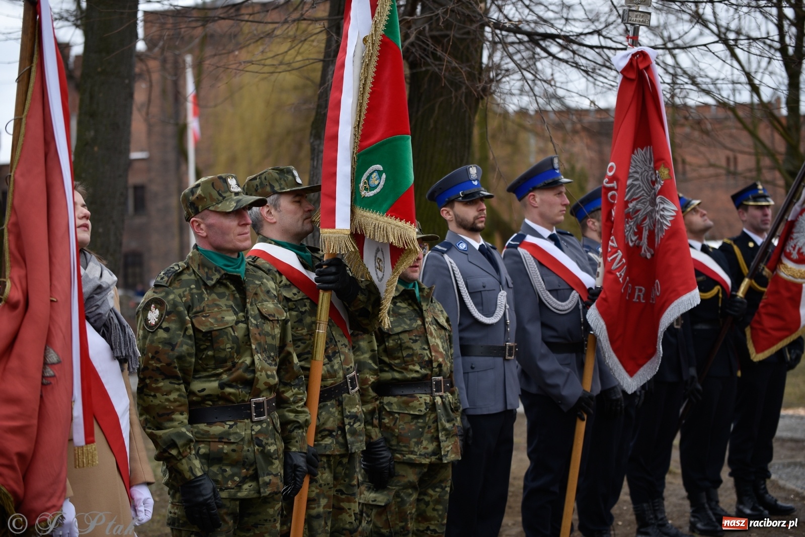 Zdjęcie w galerii na portalu naszraciborz.pl: Jeszcze nie pusty grób - przy Zakładzie Karnym odsłonięto Pomnik Żołnierzy Wyklętych [FOTO i WIDEO] wiadomości z regionu