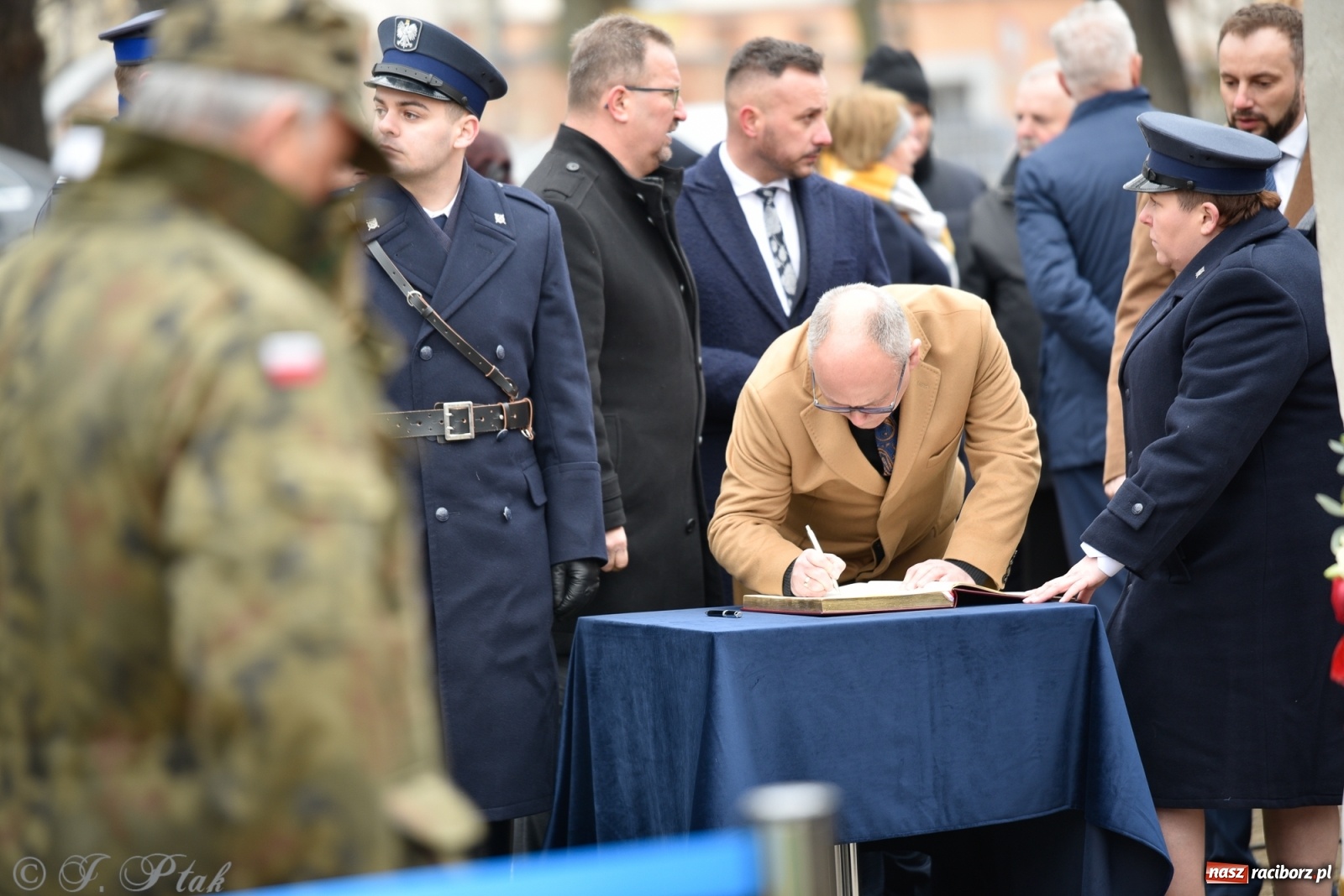Zdjęcie w galerii na portalu naszraciborz.pl: Jeszcze nie pusty grób - przy Zakładzie Karnym odsłonięto Pomnik Żołnierzy Wyklętych [FOTO i WIDEO] wiadomości z regionu