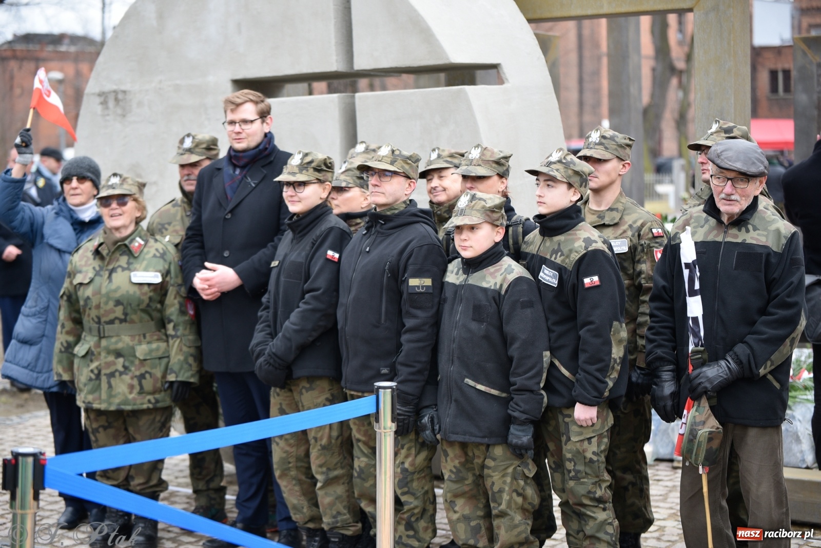 Zdjęcie w galerii na portalu naszraciborz.pl: Jeszcze nie pusty grób - przy Zakładzie Karnym odsłonięto Pomnik Żołnierzy Wyklętych [FOTO i WIDEO] wiadomości z regionu