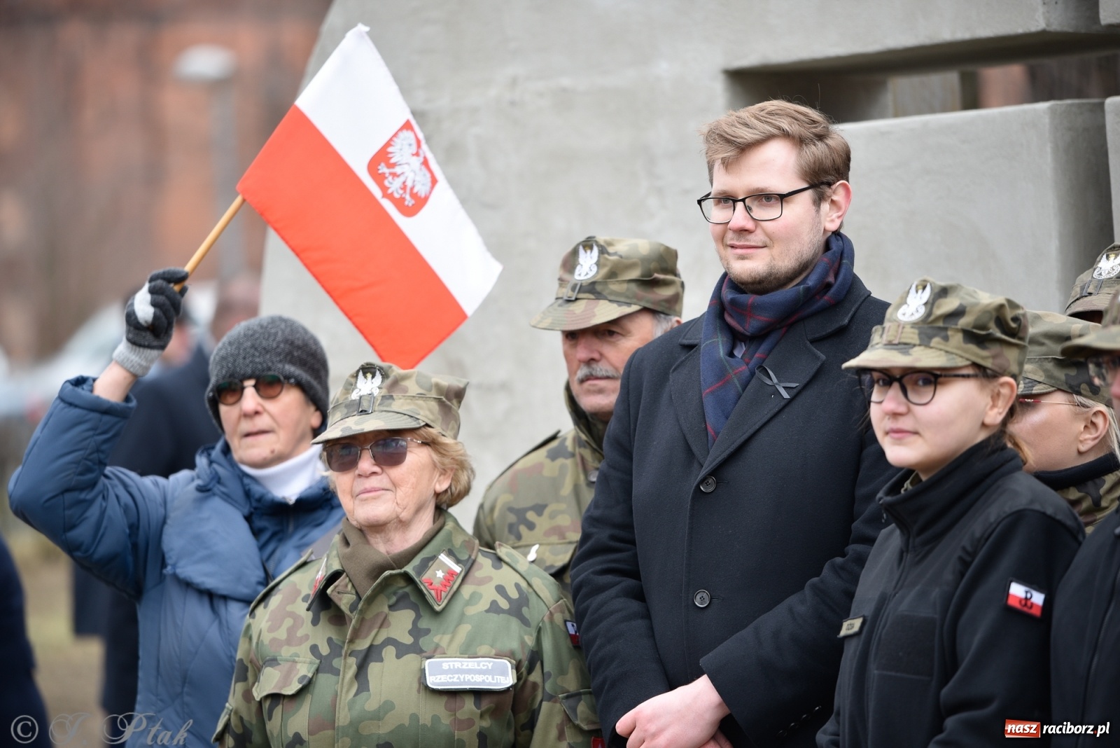 Zdjęcie w galerii na portalu naszraciborz.pl: Jeszcze nie pusty grób - przy Zakładzie Karnym odsłonięto Pomnik Żołnierzy Wyklętych [FOTO i WIDEO] wiadomości z regionu