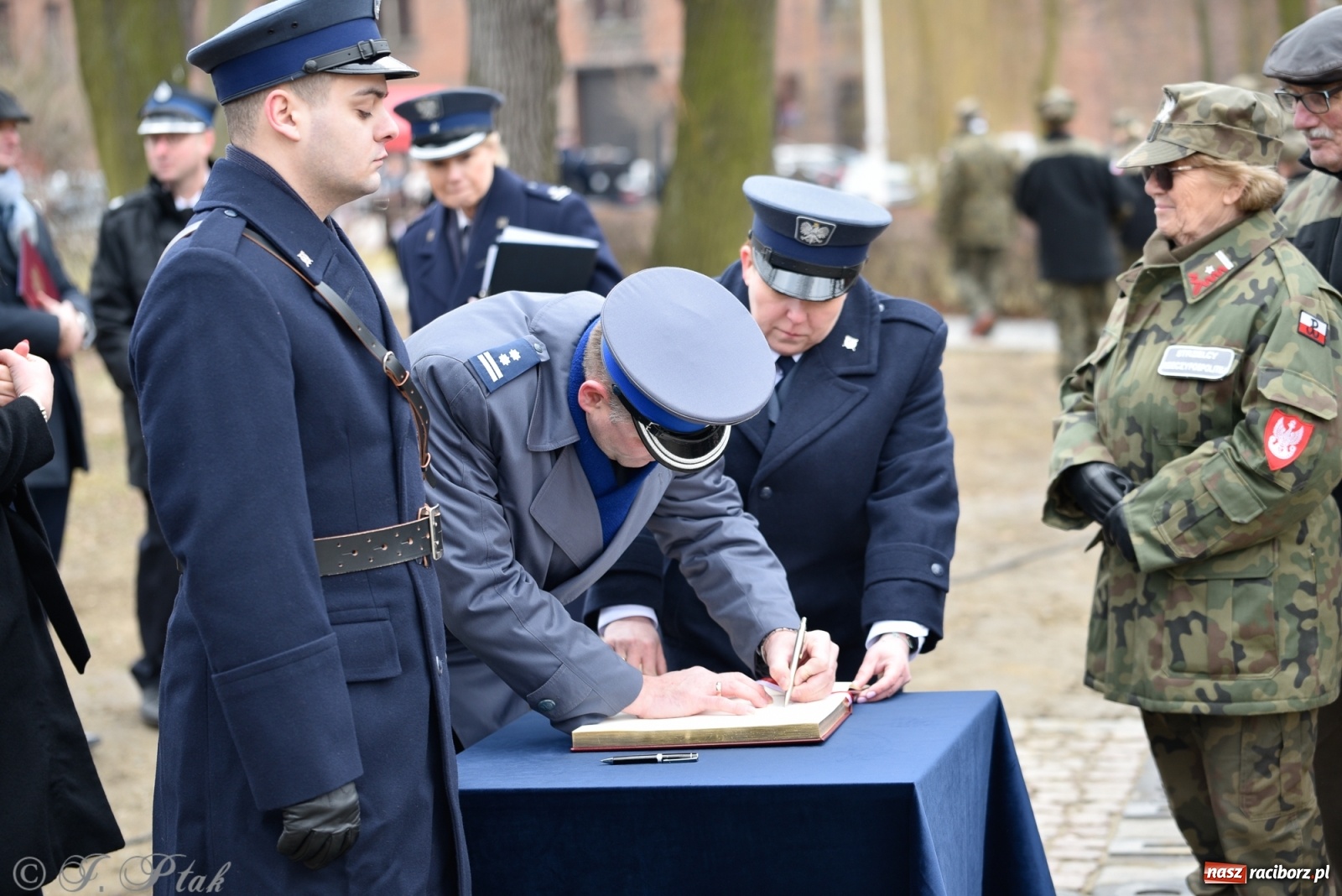 Zdjęcie w galerii na portalu naszraciborz.pl: Jeszcze nie pusty grób - przy Zakładzie Karnym odsłonięto Pomnik Żołnierzy Wyklętych [FOTO i WIDEO] wiadomości z regionu