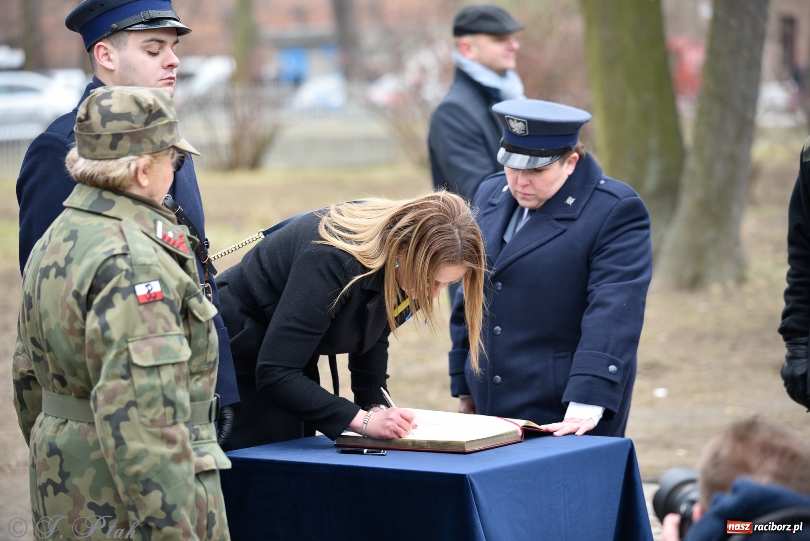 Zdjęcie w galerii na portalu naszraciborz.pl: Jeszcze nie pusty grób - przy Zakładzie Karnym odsłonięto Pomnik Żołnierzy Wyklętych [FOTO i WIDEO] wiadomości z regionu