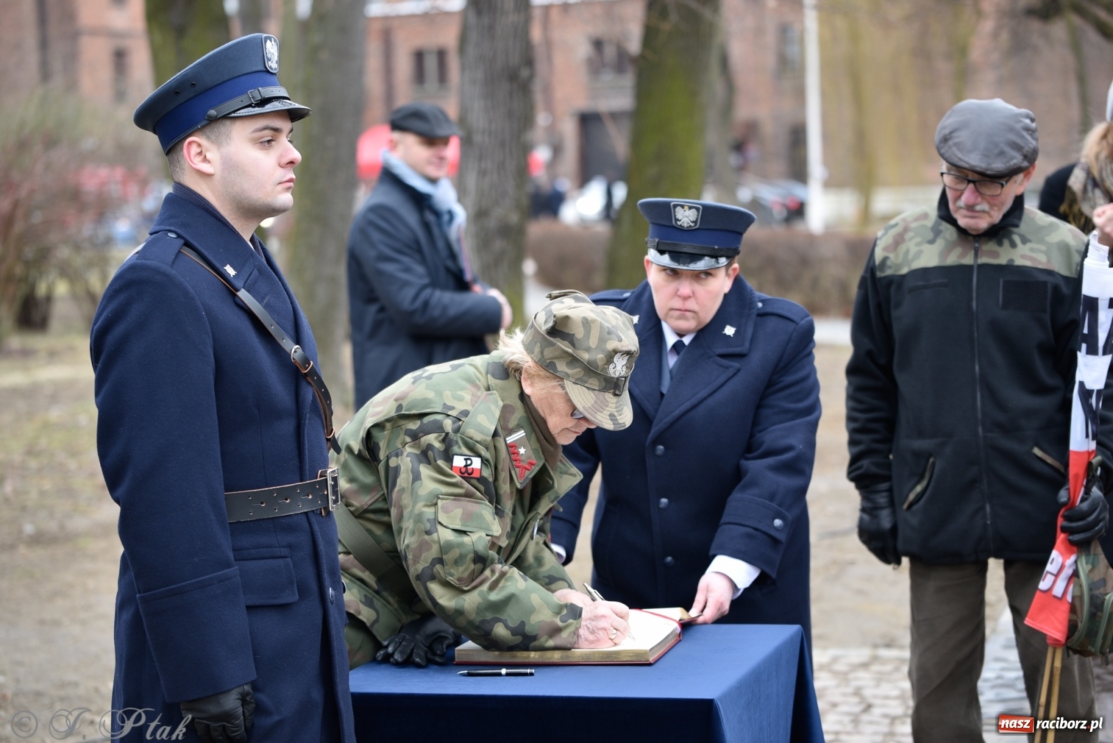 Zdjęcie w galerii na portalu naszraciborz.pl: Jeszcze nie pusty grób - przy Zakładzie Karnym odsłonięto Pomnik Żołnierzy Wyklętych [FOTO i WIDEO] wiadomości z regionu