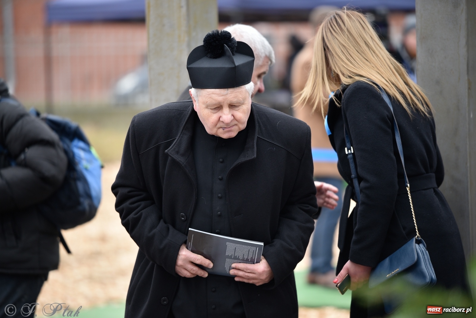 Zdjęcie w galerii na portalu naszraciborz.pl: Jeszcze nie pusty grób - przy Zakładzie Karnym odsłonięto Pomnik Żołnierzy Wyklętych [FOTO i WIDEO] wiadomości z regionu