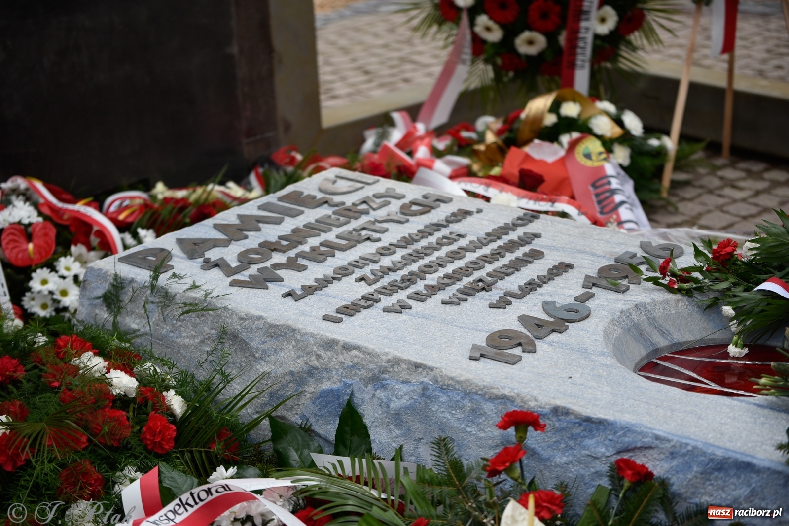 Zdjęcie w galerii na portalu naszraciborz.pl: Jeszcze nie pusty grób - przy Zakładzie Karnym odsłonięto Pomnik Żołnierzy Wyklętych [FOTO i WIDEO] wiadomości z regionu