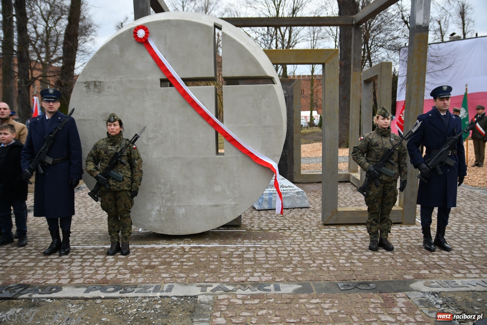 Zdjęcie w galerii na portalu naszraciborz.pl: Jeszcze nie pusty grób - przy Zakładzie Karnym odsłonięto Pomnik Żołnierzy Wyklętych [FOTO i WIDEO] wiadomości z regionu