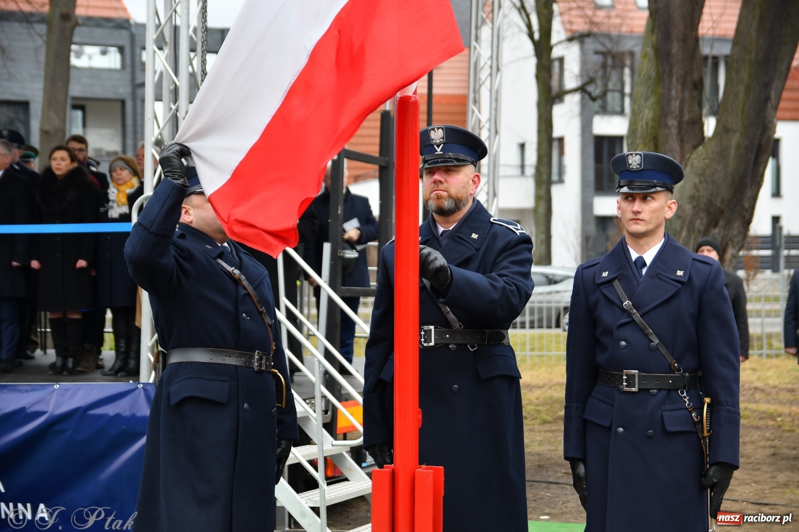 Zdjęcie w galerii na portalu naszraciborz.pl: Jeszcze nie pusty grób - przy Zakładzie Karnym odsłonięto Pomnik Żołnierzy Wyklętych [FOTO i WIDEO] wiadomości z regionu
