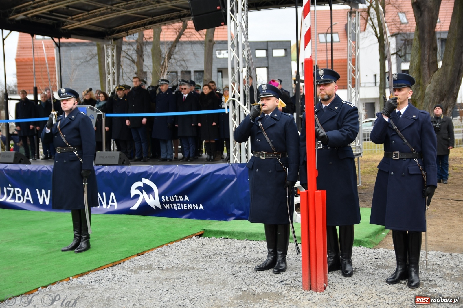 Zdjęcie w galerii na portalu naszraciborz.pl: Jeszcze nie pusty grób - przy Zakładzie Karnym odsłonięto Pomnik Żołnierzy Wyklętych [FOTO i WIDEO] wiadomości z regionu
