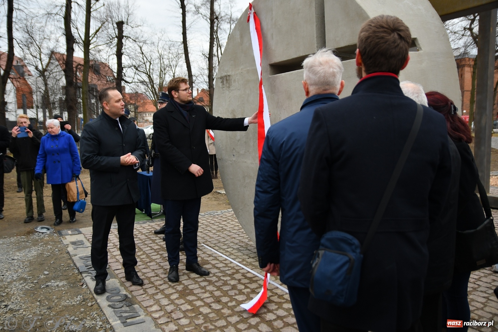 Zdjęcie w galerii na portalu naszraciborz.pl: Jeszcze nie pusty grób - przy Zakładzie Karnym odsłonięto Pomnik Żołnierzy Wyklętych [FOTO i WIDEO] wiadomości z regionu