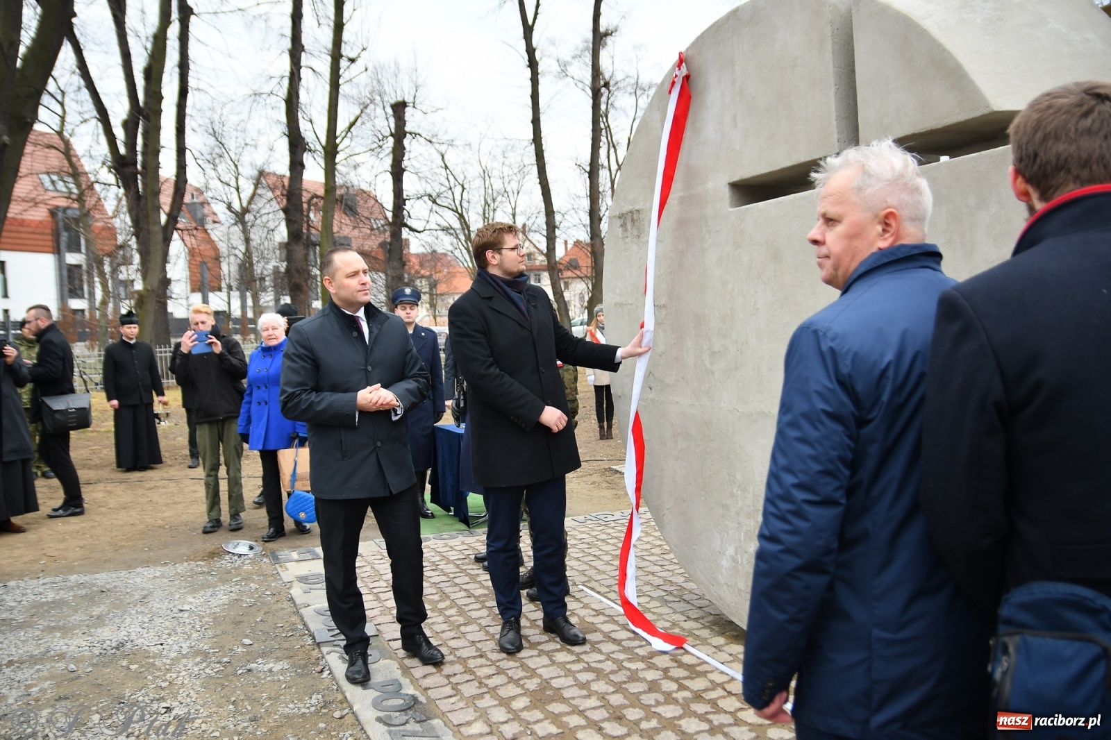 Zdjęcie w galerii na portalu naszraciborz.pl: Jeszcze nie pusty grób - przy Zakładzie Karnym odsłonięto Pomnik Żołnierzy Wyklętych [FOTO i WIDEO] wiadomości z regionu