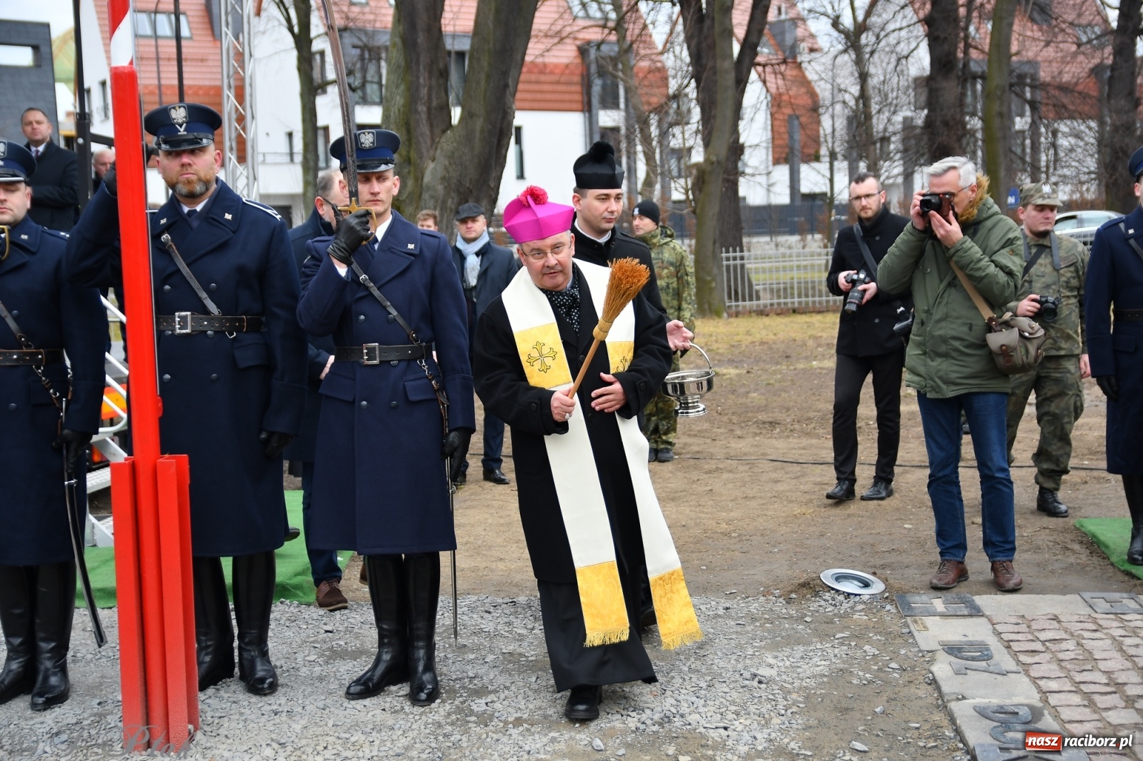 Zdjęcie w galerii na portalu naszraciborz.pl: Jeszcze nie pusty grób - przy Zakładzie Karnym odsłonięto Pomnik Żołnierzy Wyklętych [FOTO i WIDEO] wiadomości z regionu