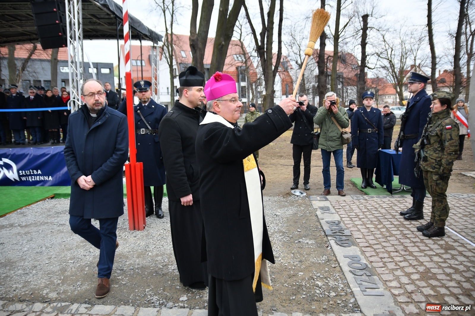 Zdjęcie w galerii na portalu naszraciborz.pl: Jeszcze nie pusty grób - przy Zakładzie Karnym odsłonięto Pomnik Żołnierzy Wyklętych [FOTO i WIDEO] wiadomości z regionu