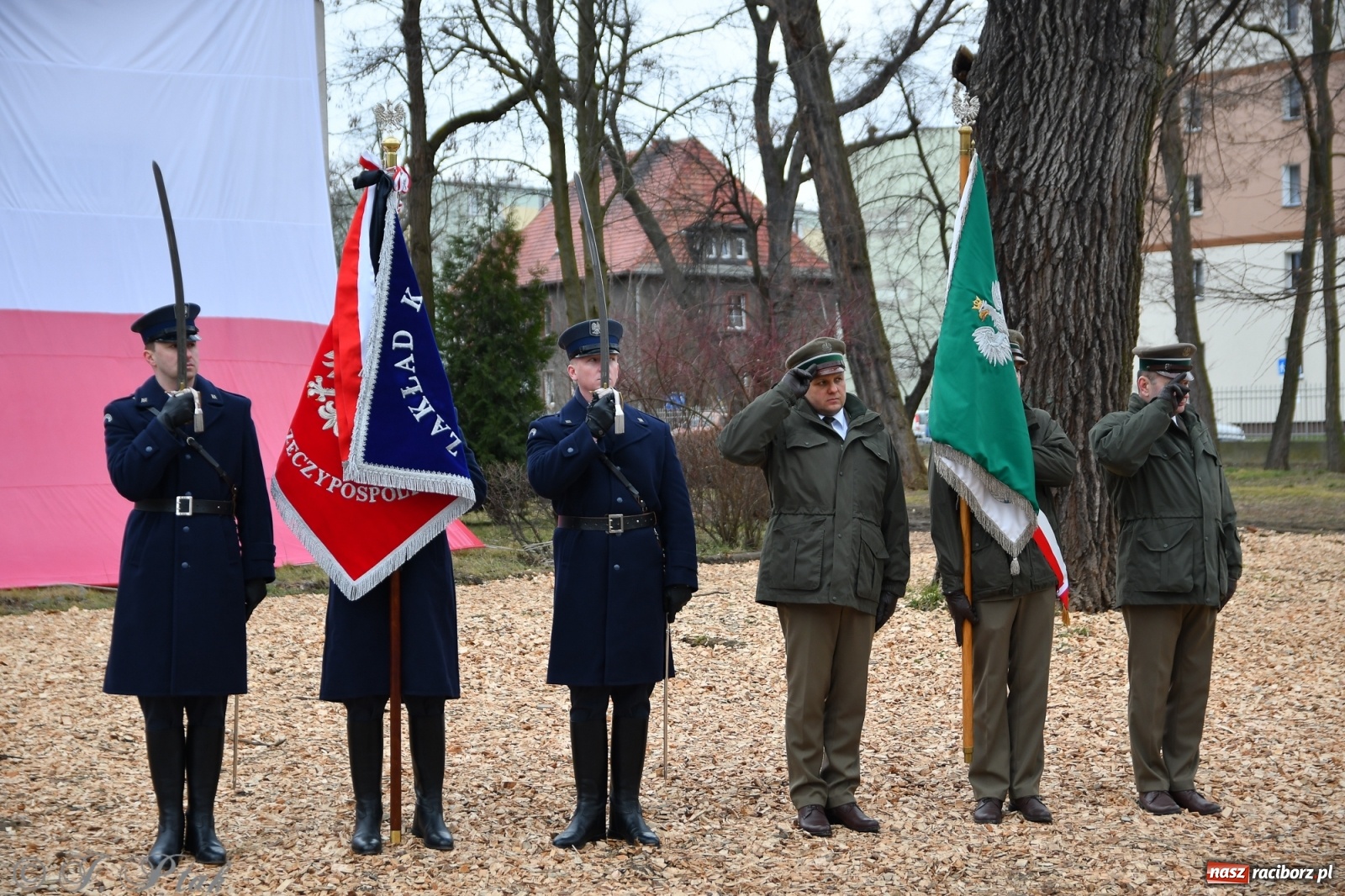Zdjęcie w galerii na portalu naszraciborz.pl: Jeszcze nie pusty grób - przy Zakładzie Karnym odsłonięto Pomnik Żołnierzy Wyklętych [FOTO i WIDEO] wiadomości z regionu