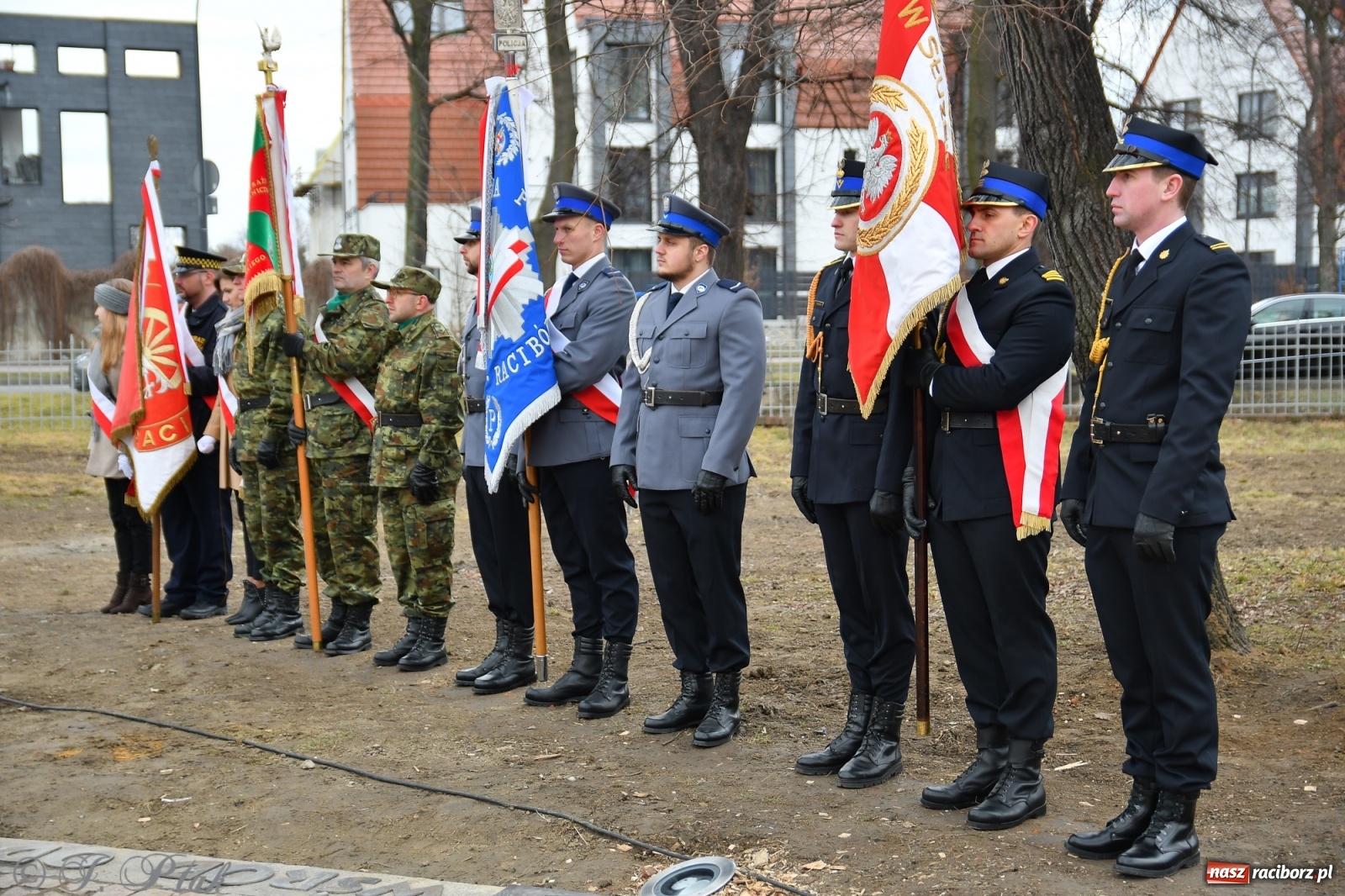 Zdjęcie w galerii na portalu naszraciborz.pl: Jeszcze nie pusty grób - przy Zakładzie Karnym odsłonięto Pomnik Żołnierzy Wyklętych [FOTO i WIDEO] wiadomości z regionu