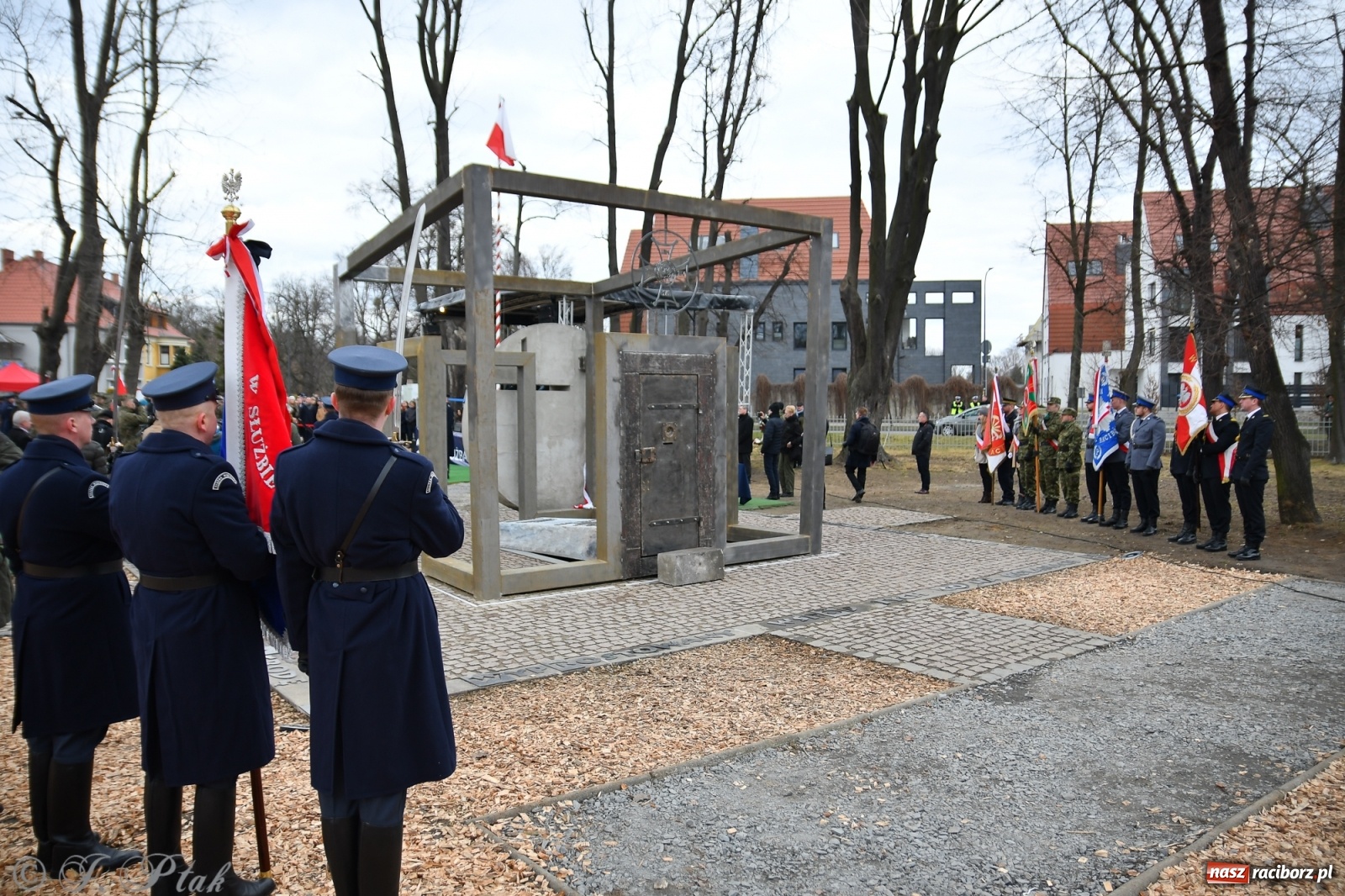 Zdjęcie w galerii na portalu naszraciborz.pl: Jeszcze nie pusty grób - przy Zakładzie Karnym odsłonięto Pomnik Żołnierzy Wyklętych [FOTO i WIDEO] wiadomości z regionu