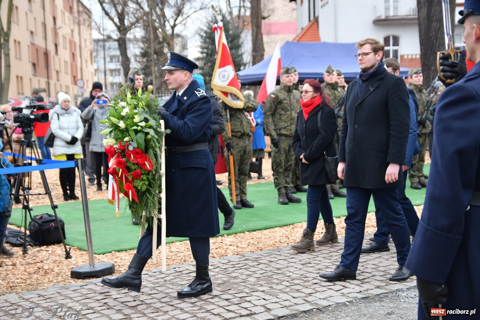 Zdjęcie w galerii na portalu naszraciborz.pl: Jeszcze nie pusty grób - przy Zakładzie Karnym odsłonięto Pomnik Żołnierzy Wyklętych [FOTO i WIDEO] wiadomości z regionu