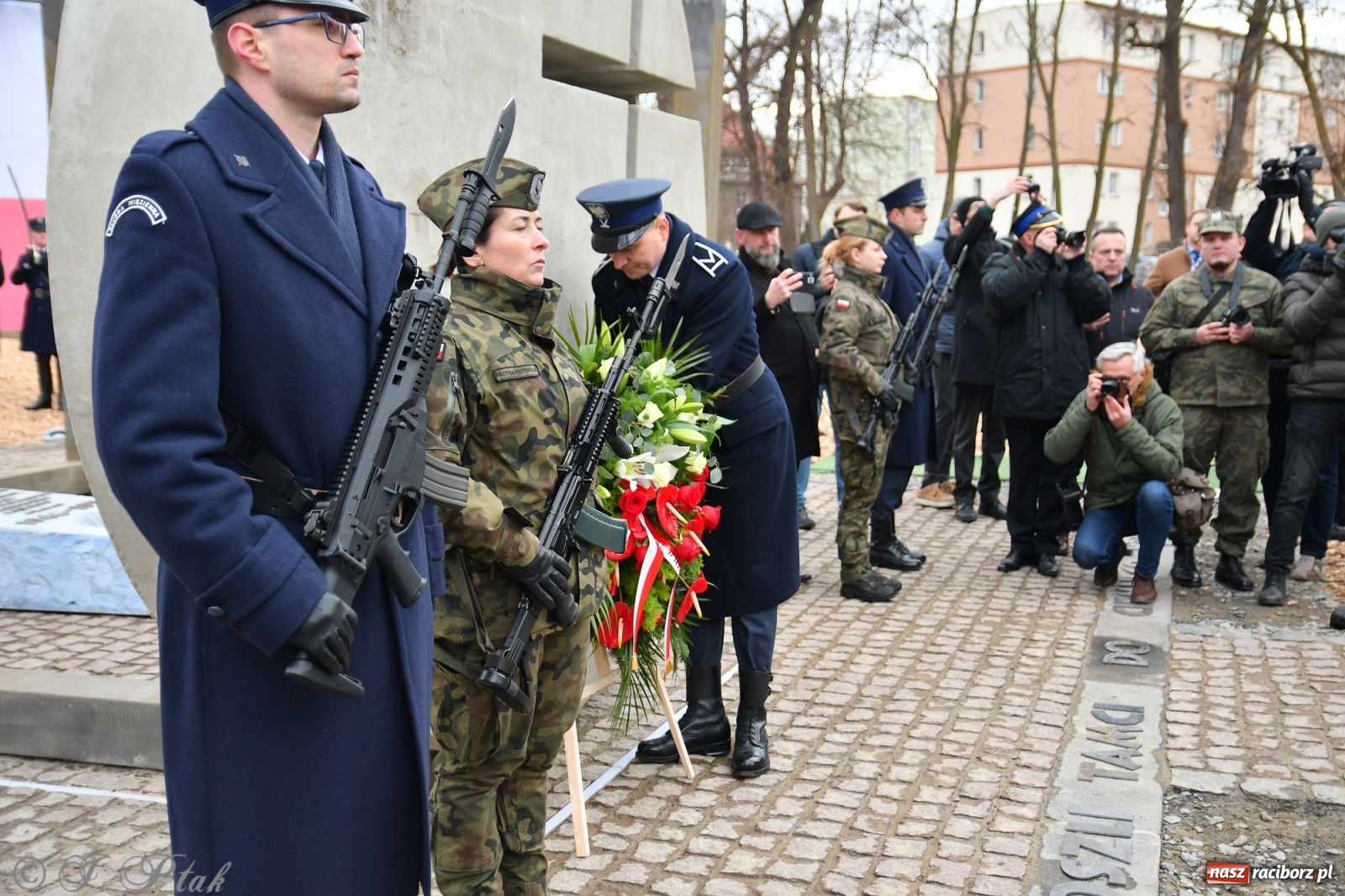 Zdjęcie w galerii na portalu naszraciborz.pl: Jeszcze nie pusty grób - przy Zakładzie Karnym odsłonięto Pomnik Żołnierzy Wyklętych [FOTO i WIDEO] wiadomości z regionu