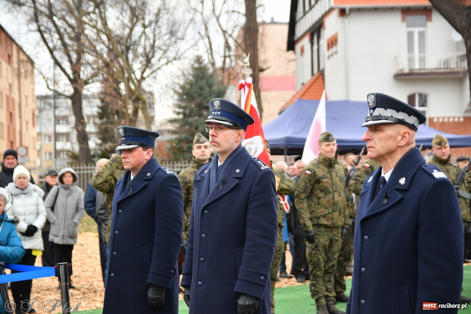 Zdjęcie w galerii na portalu naszraciborz.pl: Jeszcze nie pusty grób - przy Zakładzie Karnym odsłonięto Pomnik Żołnierzy Wyklętych [FOTO i WIDEO] wiadomości z regionu