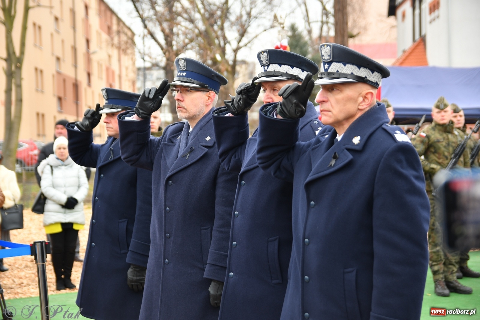 Zdjęcie w galerii na portalu naszraciborz.pl: Jeszcze nie pusty grób - przy Zakładzie Karnym odsłonięto Pomnik Żołnierzy Wyklętych [FOTO i WIDEO] wiadomości z regionu