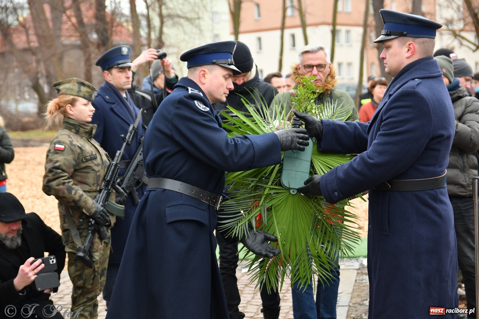 Zdjęcie w galerii na portalu naszraciborz.pl: Jeszcze nie pusty grób - przy Zakładzie Karnym odsłonięto Pomnik Żołnierzy Wyklętych [FOTO i WIDEO] wiadomości z regionu