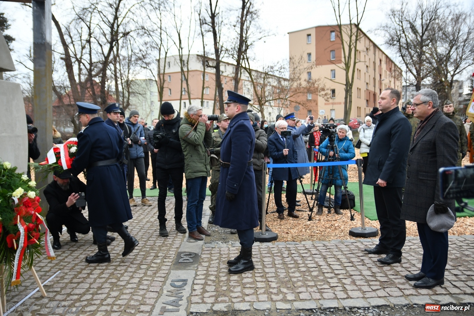 Zdjęcie w galerii na portalu naszraciborz.pl: Jeszcze nie pusty grób - przy Zakładzie Karnym odsłonięto Pomnik Żołnierzy Wyklętych [FOTO i WIDEO] wiadomości z regionu