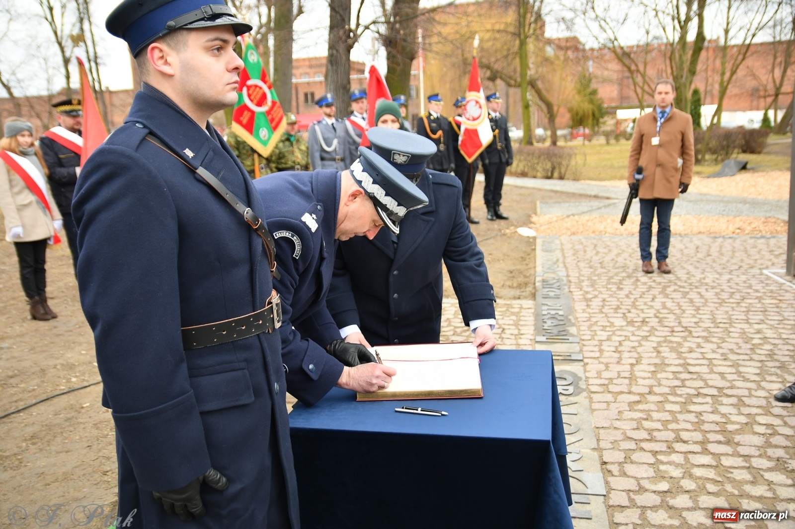 Zdjęcie w galerii na portalu naszraciborz.pl: Jeszcze nie pusty grób - przy Zakładzie Karnym odsłonięto Pomnik Żołnierzy Wyklętych [FOTO i WIDEO] wiadomości z regionu