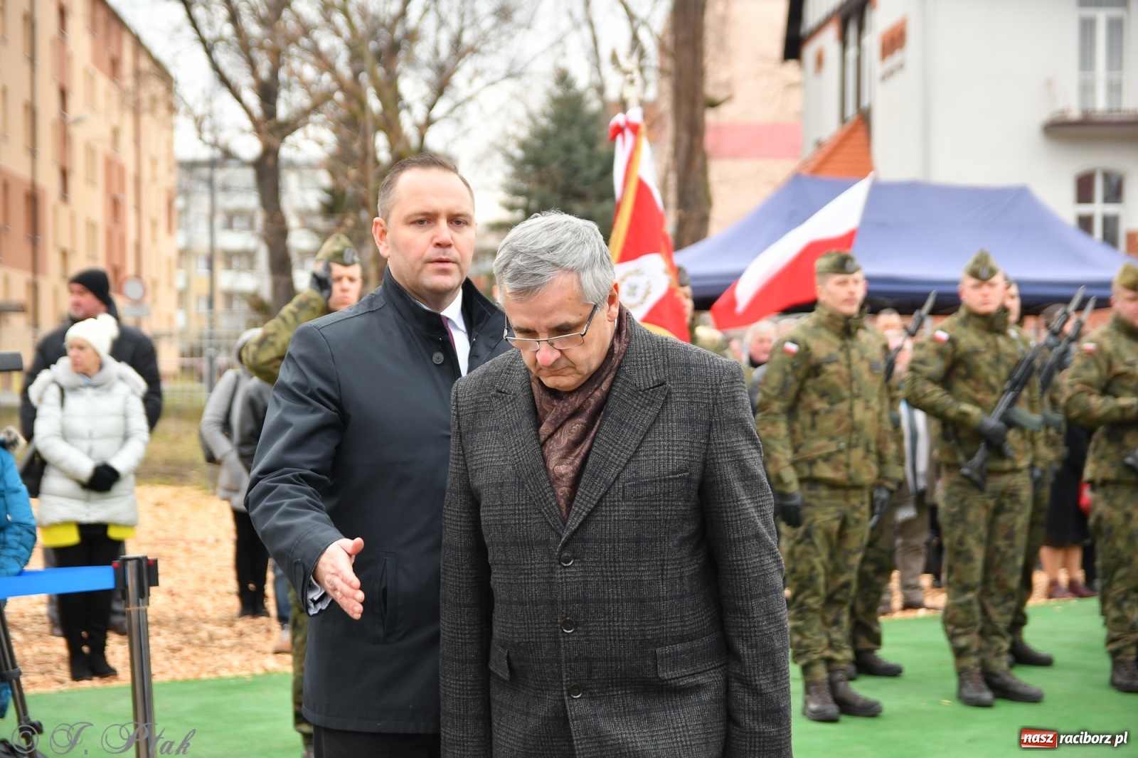 Zdjęcie w galerii na portalu naszraciborz.pl: Jeszcze nie pusty grób - przy Zakładzie Karnym odsłonięto Pomnik Żołnierzy Wyklętych [FOTO i WIDEO] wiadomości z regionu