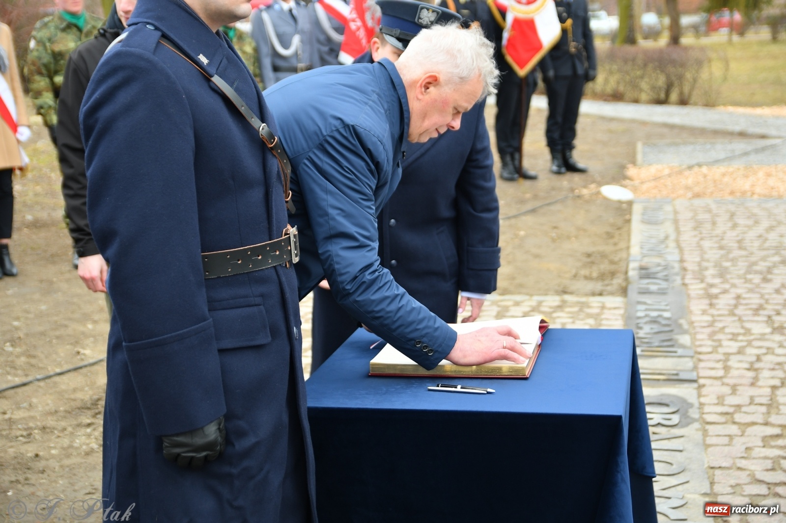 Zdjęcie w galerii na portalu naszraciborz.pl: Jeszcze nie pusty grób - przy Zakładzie Karnym odsłonięto Pomnik Żołnierzy Wyklętych [FOTO i WIDEO] wiadomości z regionu
