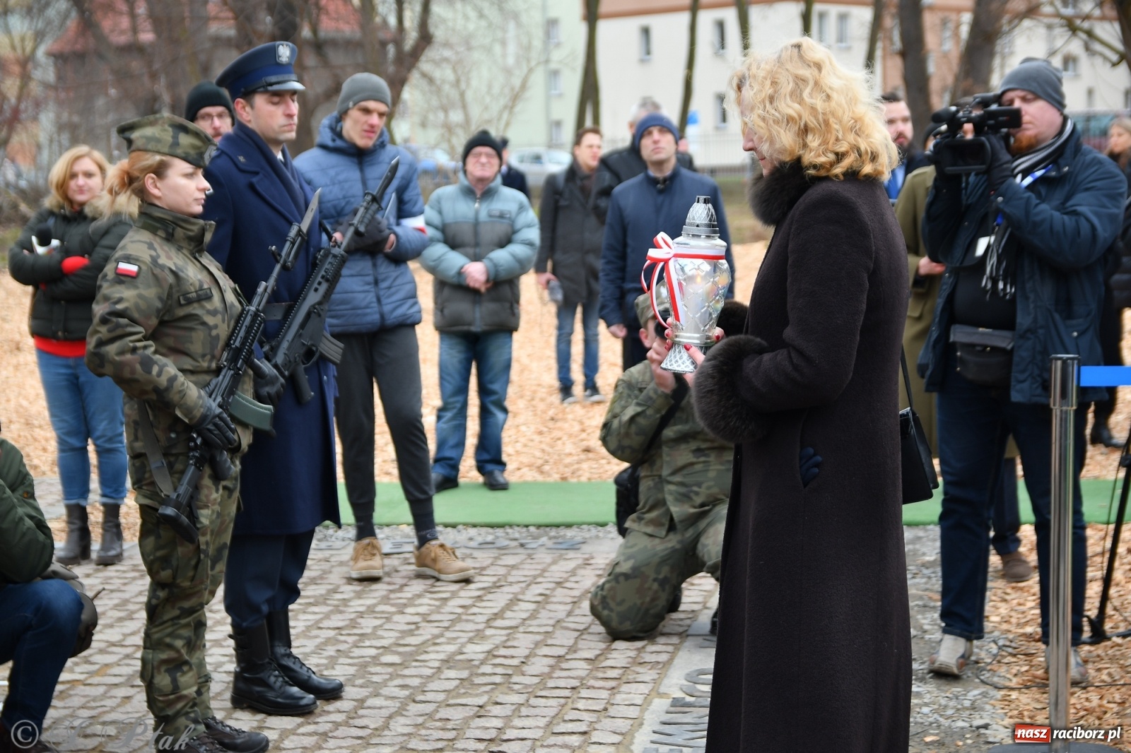 Zdjęcie w galerii na portalu naszraciborz.pl: Jeszcze nie pusty grób - przy Zakładzie Karnym odsłonięto Pomnik Żołnierzy Wyklętych [FOTO i WIDEO] wiadomości z regionu