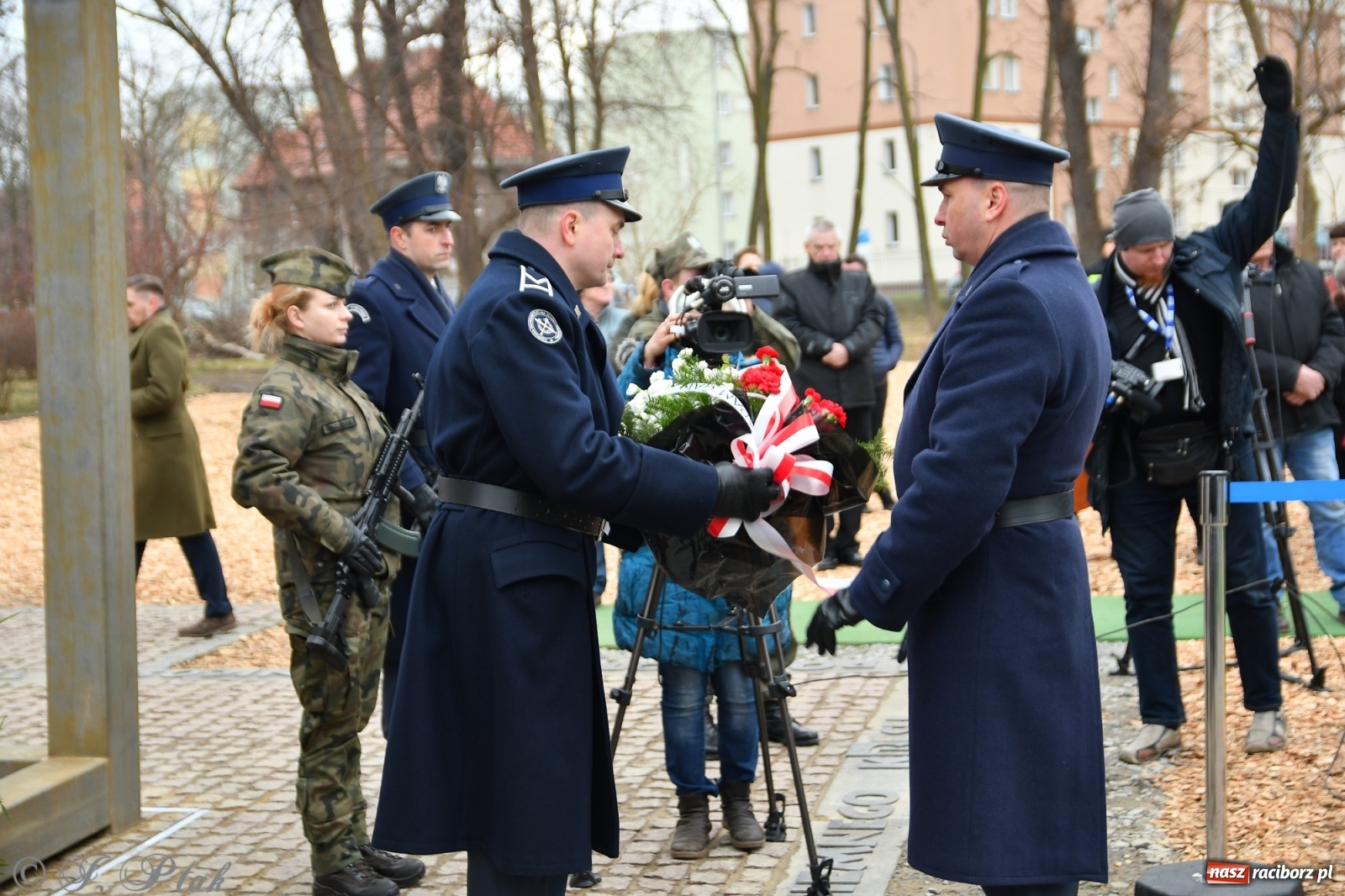Zdjęcie w galerii na portalu naszraciborz.pl: Jeszcze nie pusty grób - przy Zakładzie Karnym odsłonięto Pomnik Żołnierzy Wyklętych [FOTO i WIDEO] wiadomości z regionu