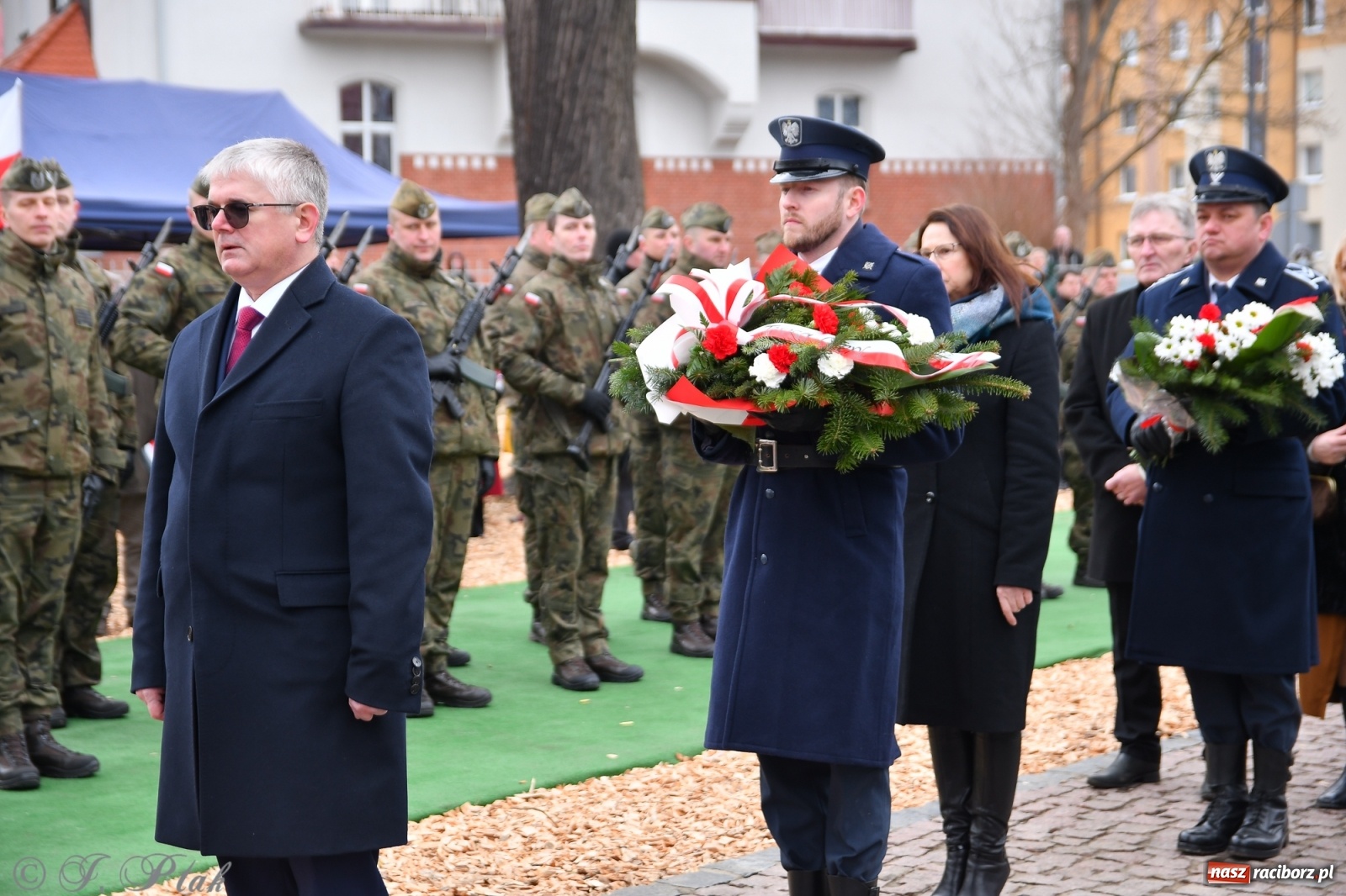 Zdjęcie w galerii na portalu naszraciborz.pl: Jeszcze nie pusty grób - przy Zakładzie Karnym odsłonięto Pomnik Żołnierzy Wyklętych [FOTO i WIDEO] wiadomości z regionu