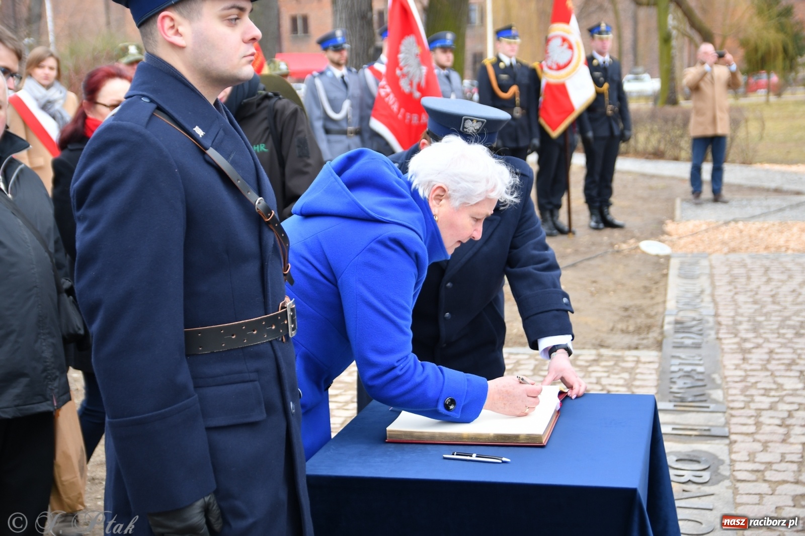 Zdjęcie w galerii na portalu naszraciborz.pl: Jeszcze nie pusty grób - przy Zakładzie Karnym odsłonięto Pomnik Żołnierzy Wyklętych [FOTO i WIDEO] wiadomości z regionu