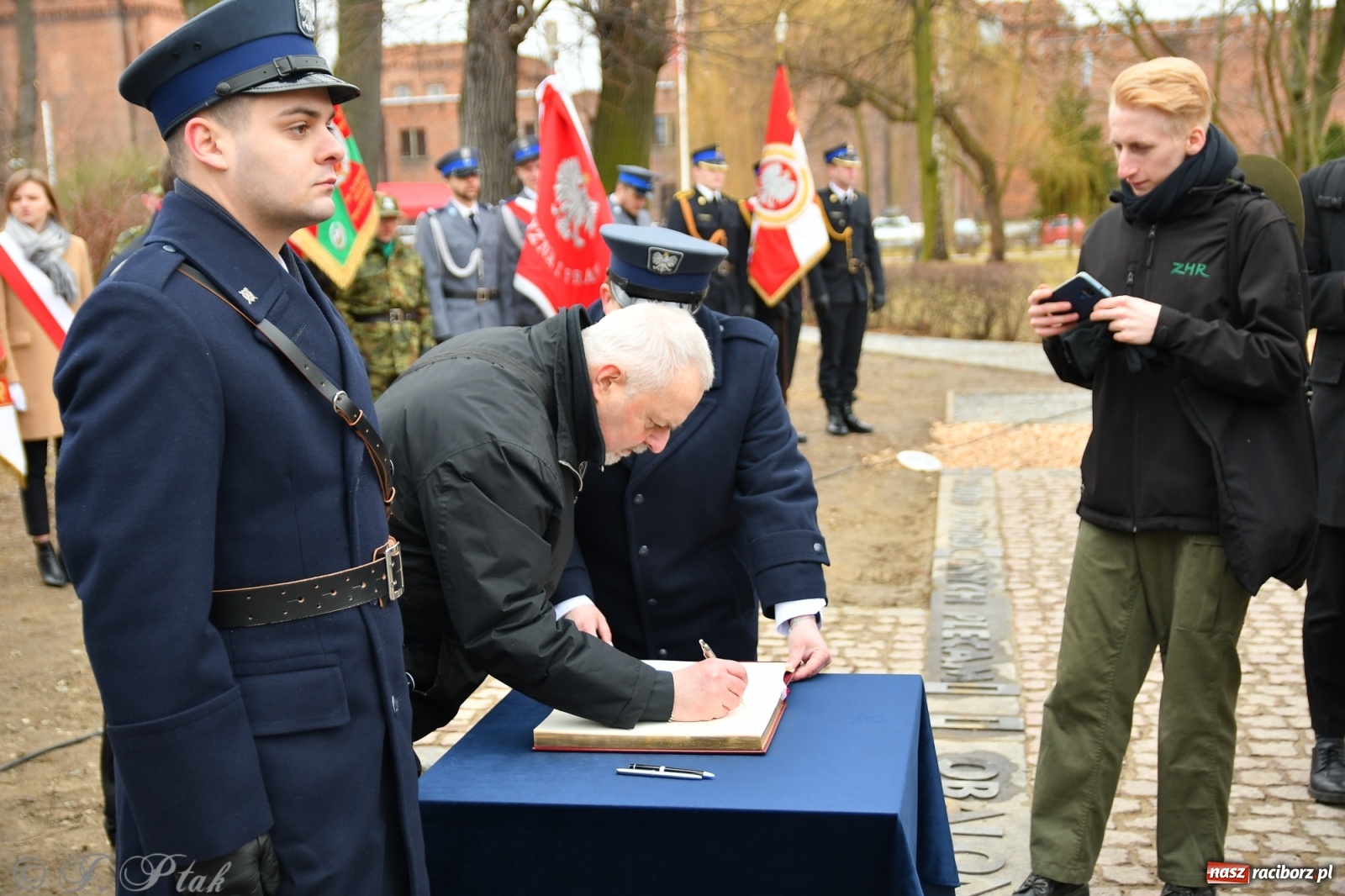 Zdjęcie w galerii na portalu naszraciborz.pl: Jeszcze nie pusty grób - przy Zakładzie Karnym odsłonięto Pomnik Żołnierzy Wyklętych [FOTO i WIDEO] wiadomości z regionu