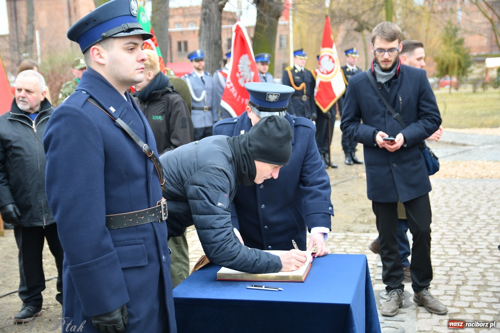 Zdjęcie w galerii na portalu naszraciborz.pl: Jeszcze nie pusty grób - przy Zakładzie Karnym odsłonięto Pomnik Żołnierzy Wyklętych [FOTO i WIDEO] wiadomości z regionu