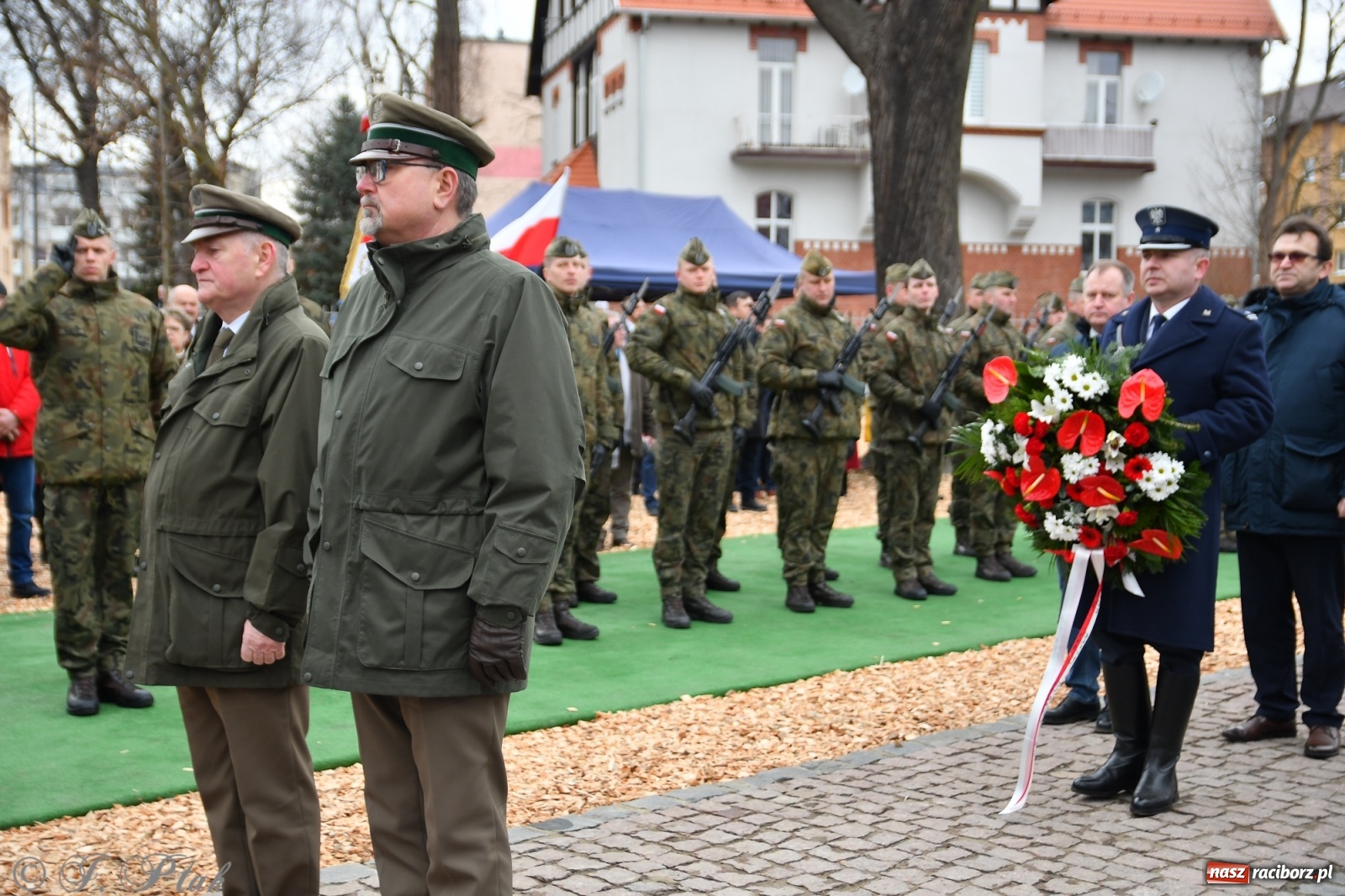Zdjęcie w galerii na portalu naszraciborz.pl: Jeszcze nie pusty grób - przy Zakładzie Karnym odsłonięto Pomnik Żołnierzy Wyklętych [FOTO i WIDEO] wiadomości z regionu