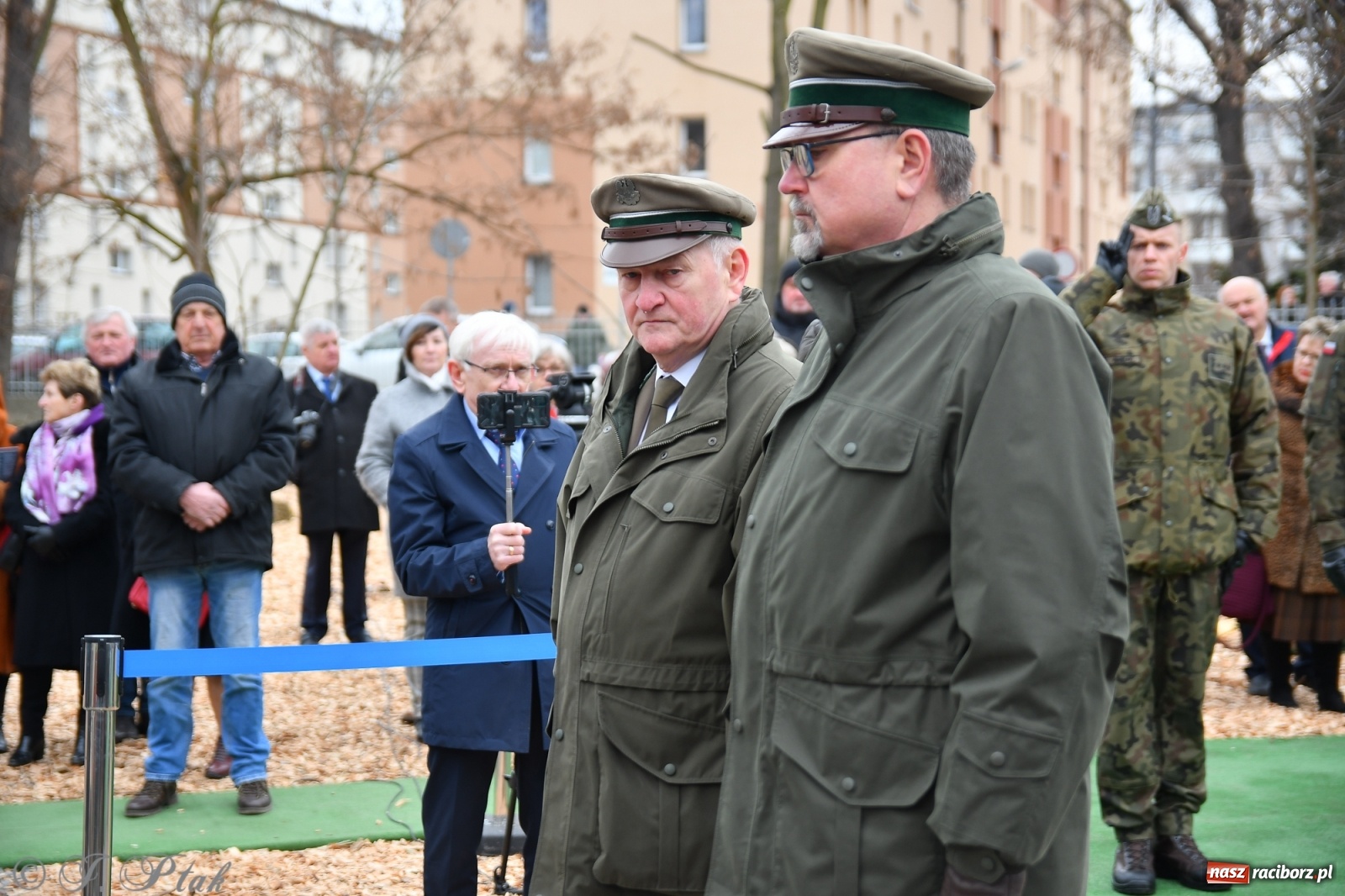 Zdjęcie w galerii na portalu naszraciborz.pl: Jeszcze nie pusty grób - przy Zakładzie Karnym odsłonięto Pomnik Żołnierzy Wyklętych [FOTO i WIDEO] wiadomości z regionu