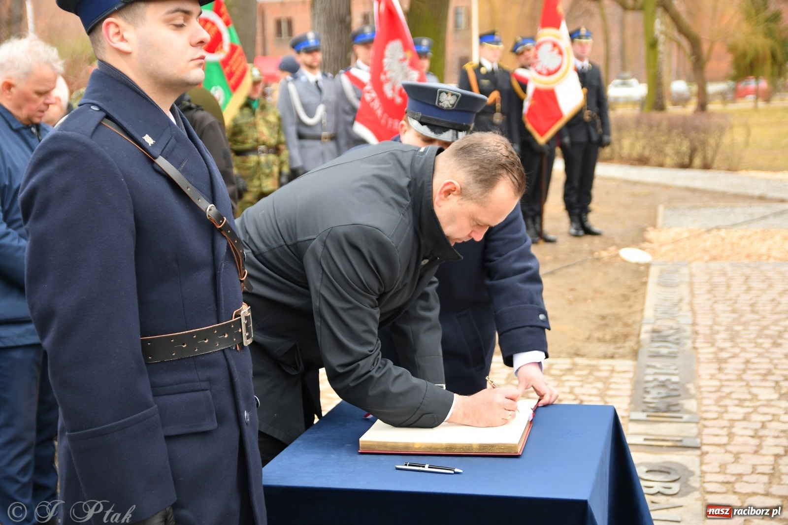 Zdjęcie w galerii na portalu naszraciborz.pl: Jeszcze nie pusty grób - przy Zakładzie Karnym odsłonięto Pomnik Żołnierzy Wyklętych [FOTO i WIDEO] wiadomości z regionu