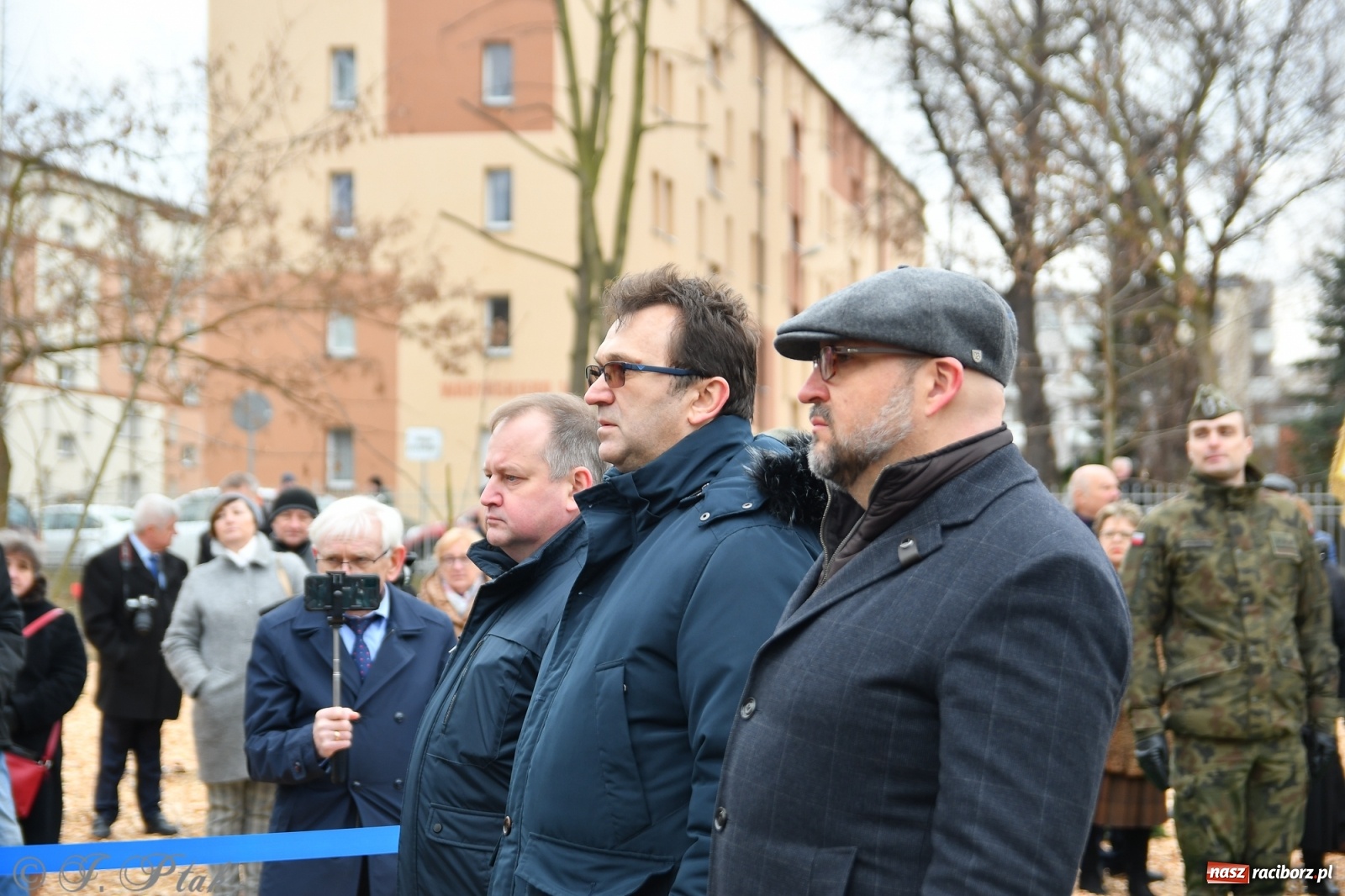 Zdjęcie w galerii na portalu naszraciborz.pl: Jeszcze nie pusty grób - przy Zakładzie Karnym odsłonięto Pomnik Żołnierzy Wyklętych [FOTO i WIDEO] wiadomości z regionu