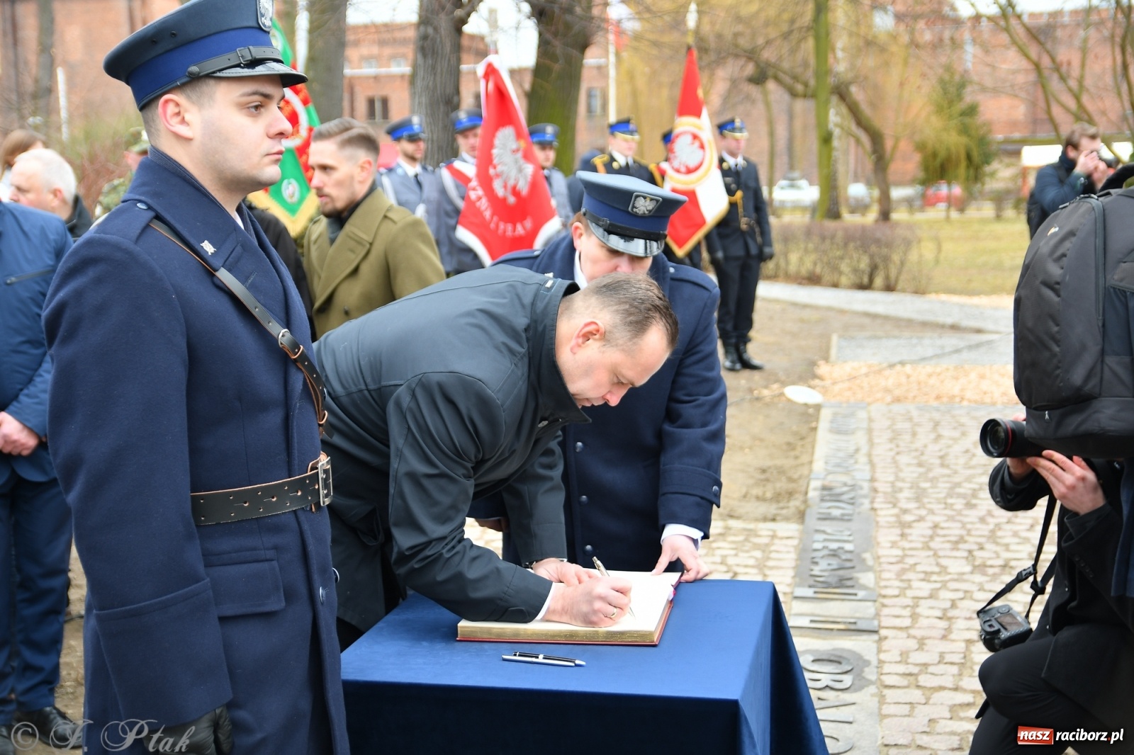 Zdjęcie w galerii na portalu naszraciborz.pl: Jeszcze nie pusty grób - przy Zakładzie Karnym odsłonięto Pomnik Żołnierzy Wyklętych [FOTO i WIDEO] wiadomości z regionu
