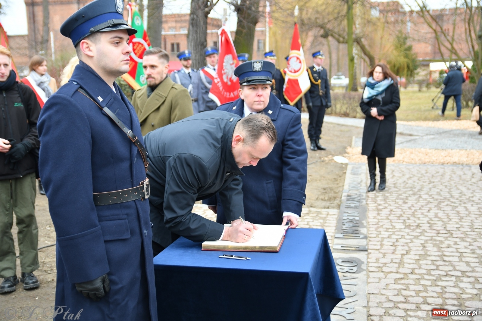 Zdjęcie w galerii na portalu naszraciborz.pl: Jeszcze nie pusty grób - przy Zakładzie Karnym odsłonięto Pomnik Żołnierzy Wyklętych [FOTO i WIDEO] wiadomości z regionu