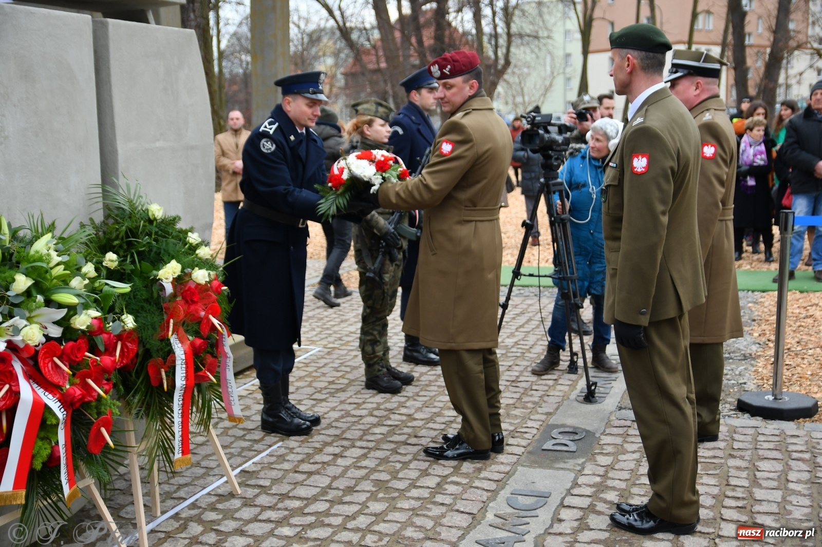 Zdjęcie w galerii na portalu naszraciborz.pl: Jeszcze nie pusty grób - przy Zakładzie Karnym odsłonięto Pomnik Żołnierzy Wyklętych [FOTO i WIDEO] wiadomości z regionu