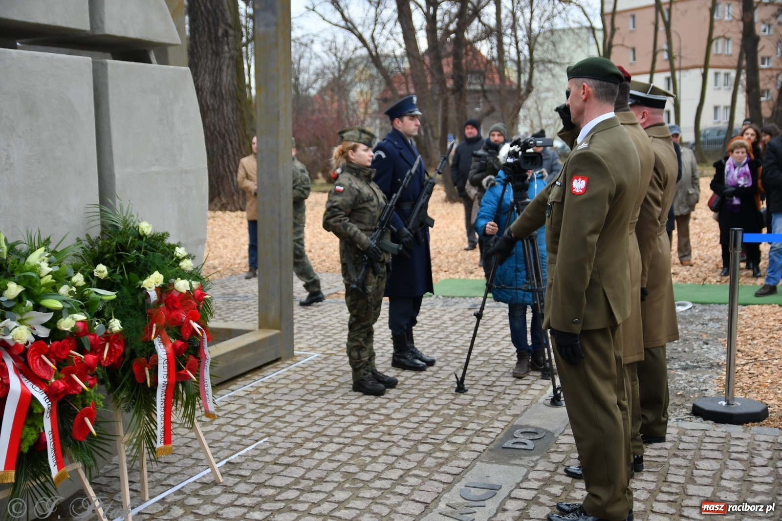 Zdjęcie w galerii na portalu naszraciborz.pl: Jeszcze nie pusty grób - przy Zakładzie Karnym odsłonięto Pomnik Żołnierzy Wyklętych [FOTO i WIDEO] wiadomości z regionu