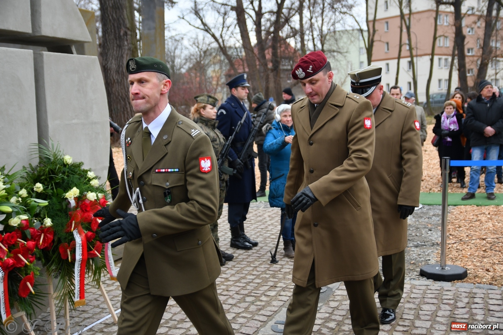 Zdjęcie w galerii na portalu naszraciborz.pl: Jeszcze nie pusty grób - przy Zakładzie Karnym odsłonięto Pomnik Żołnierzy Wyklętych [FOTO i WIDEO] wiadomości z regionu